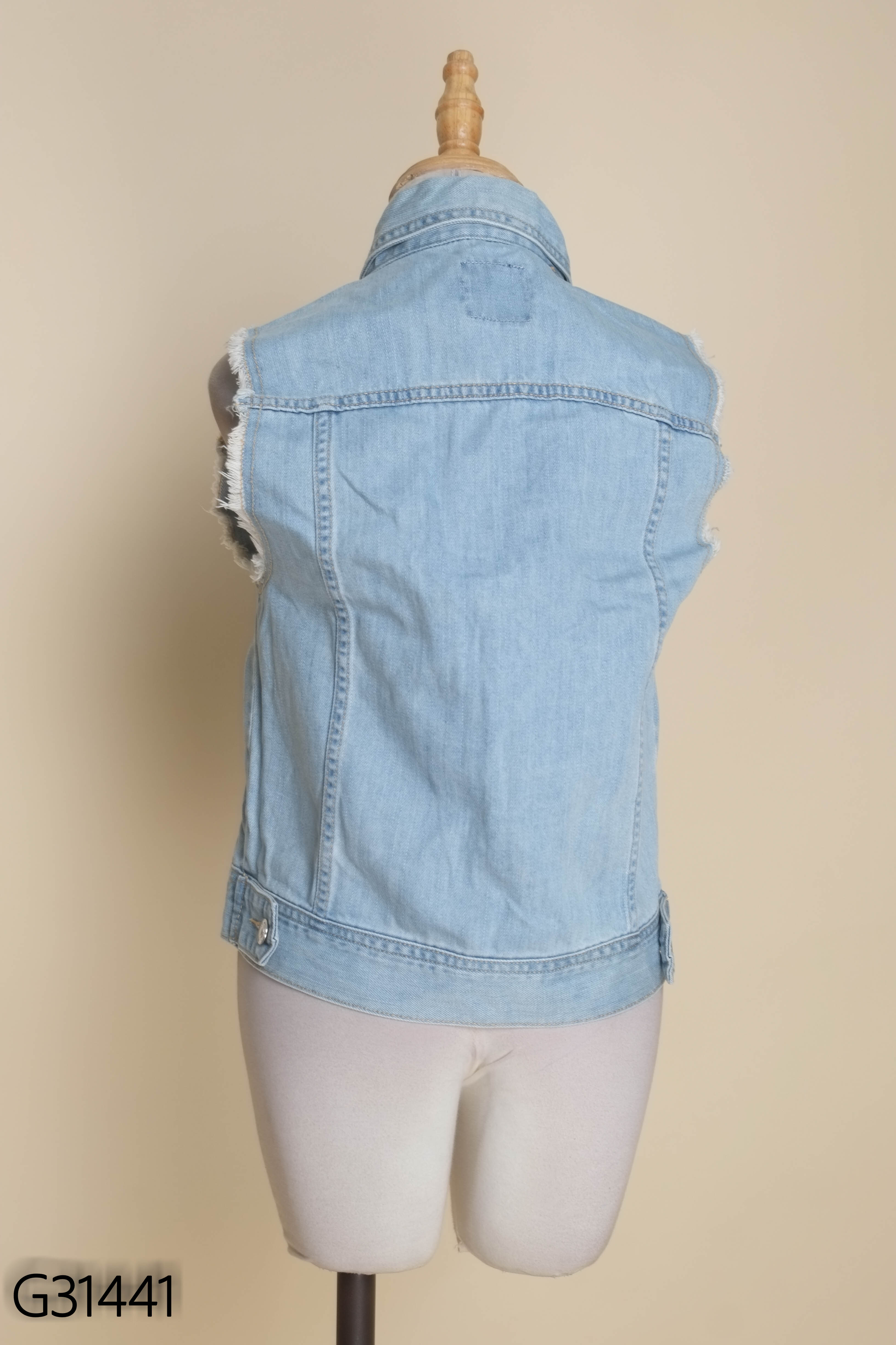Áo jeans xanh sát nách