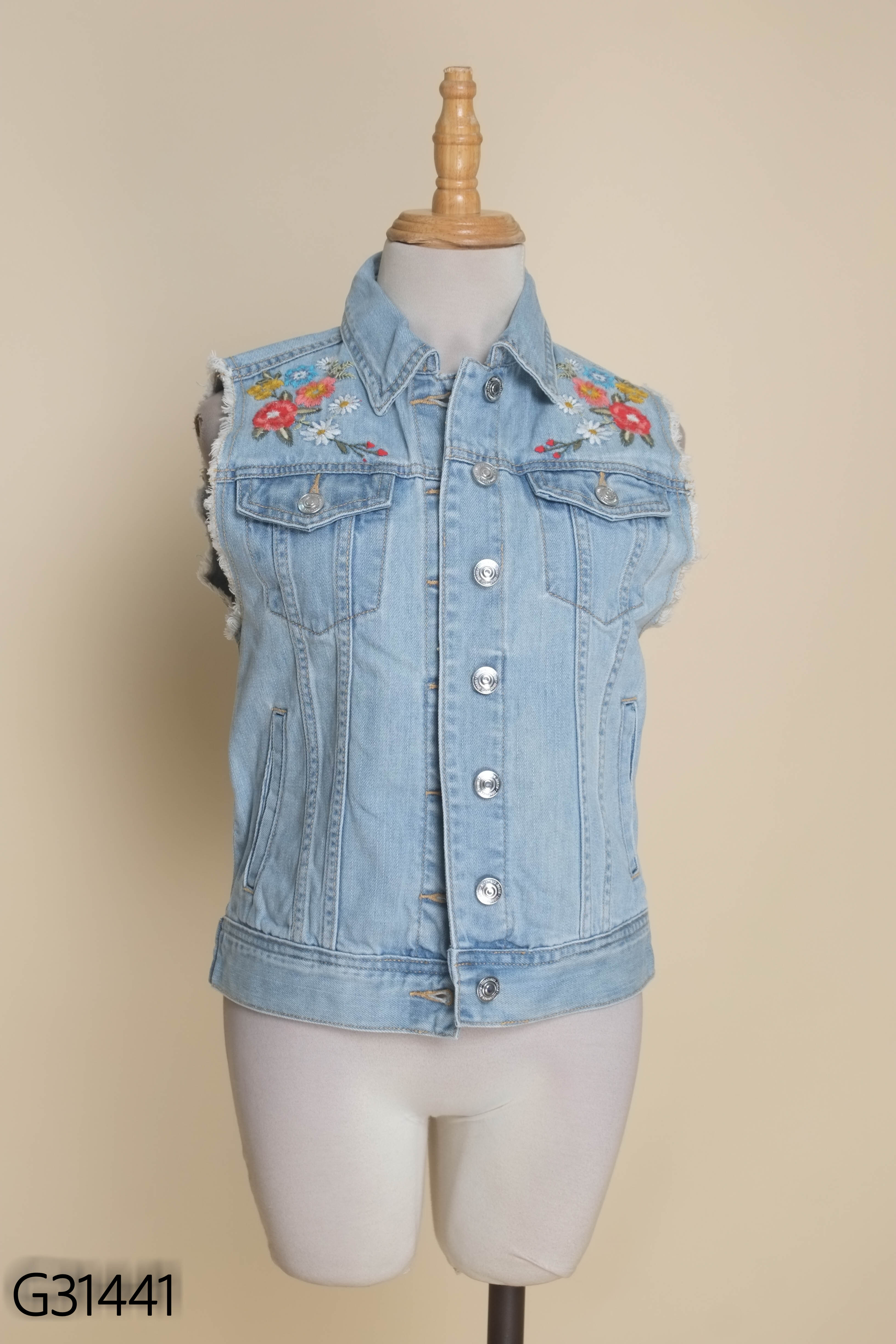 Áo jeans xanh sát nách