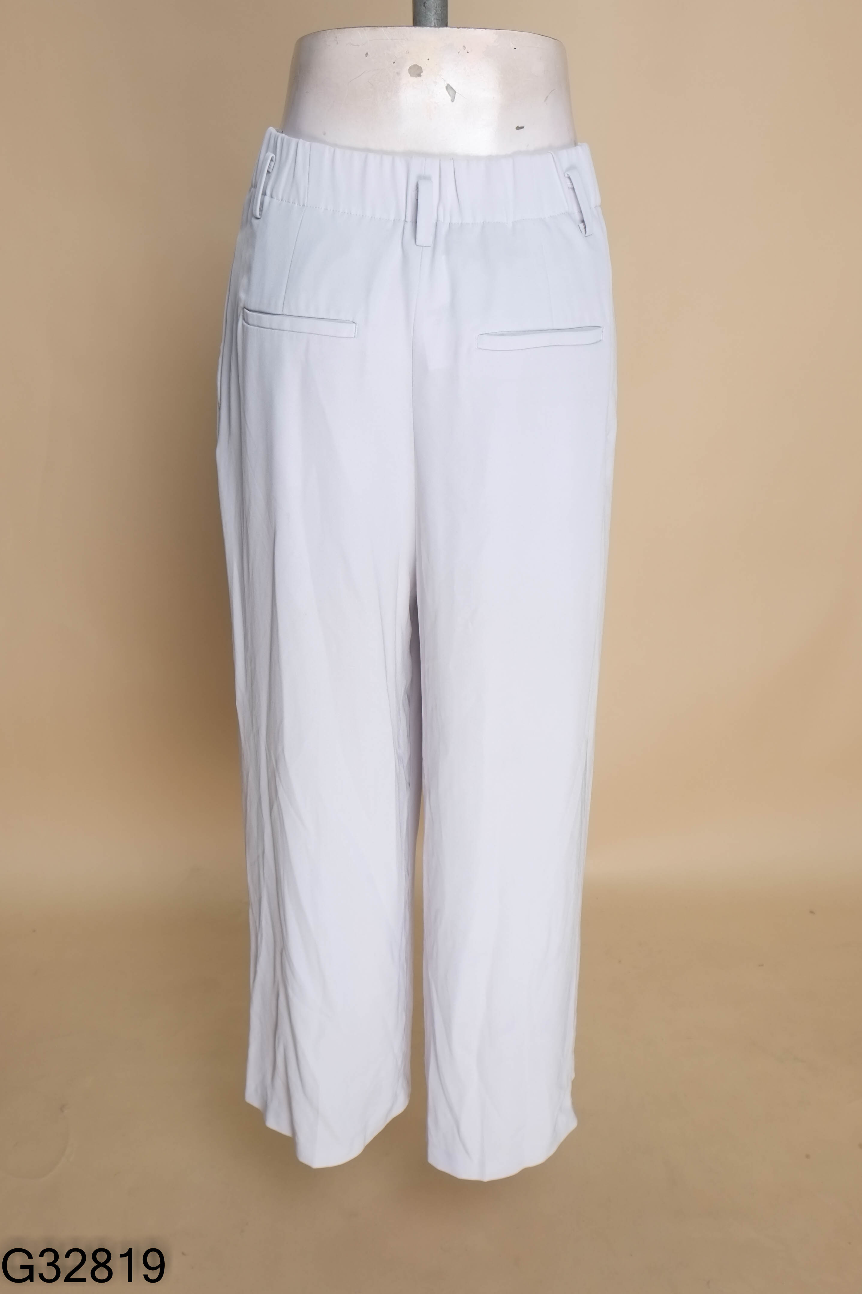 Quần UNIQLO trắng xanh