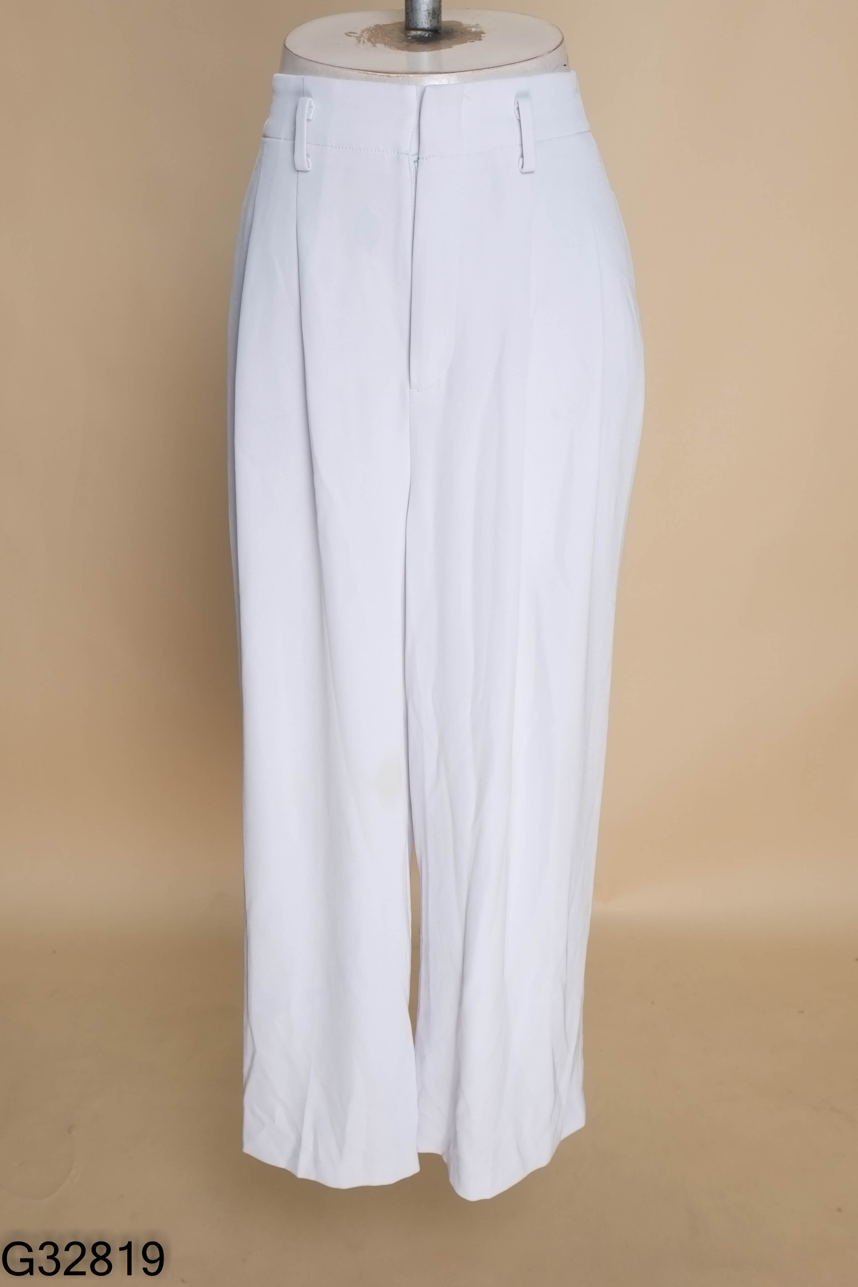 Quần UNIQLO trắng xanh