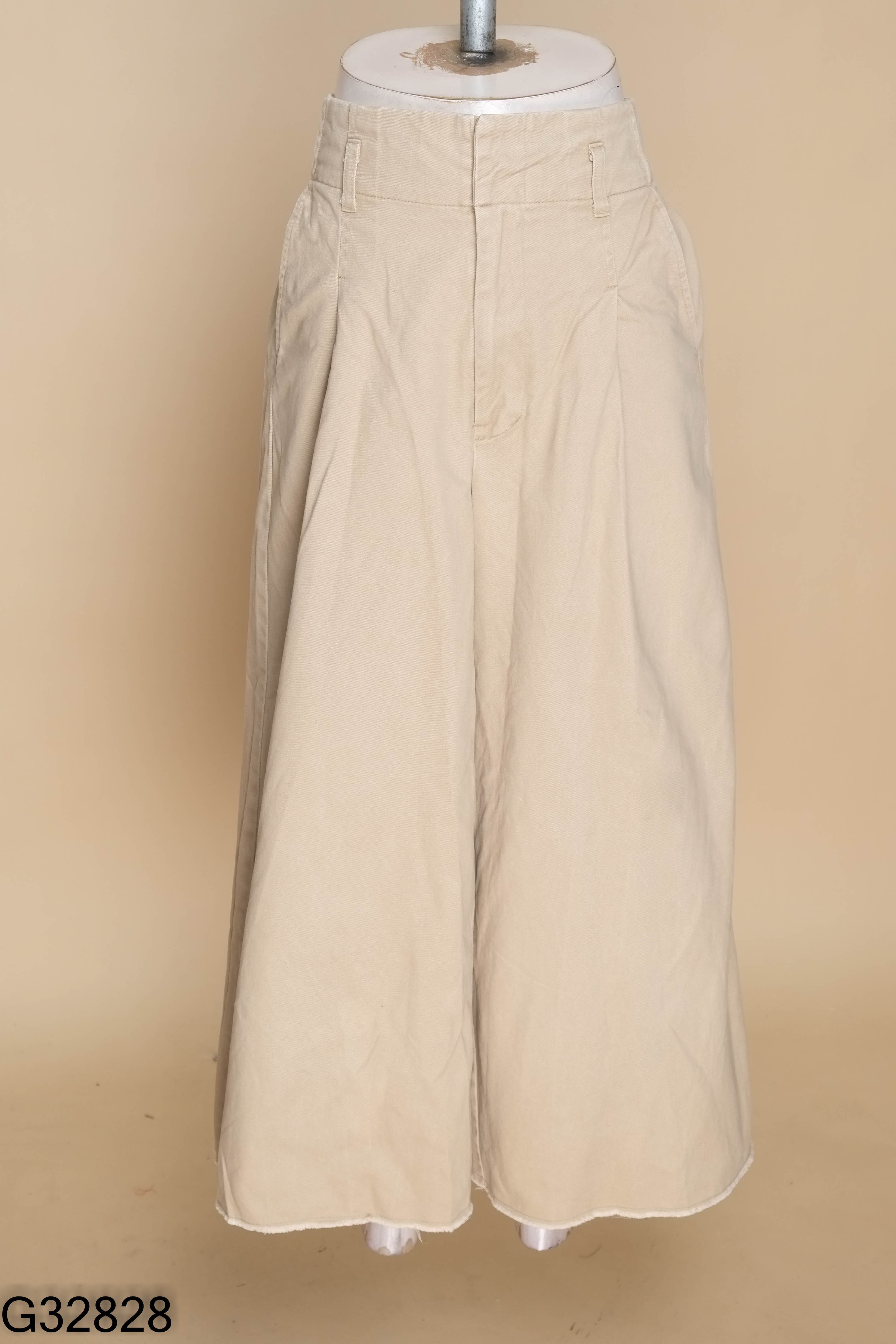 Quần kaki be ống rộng