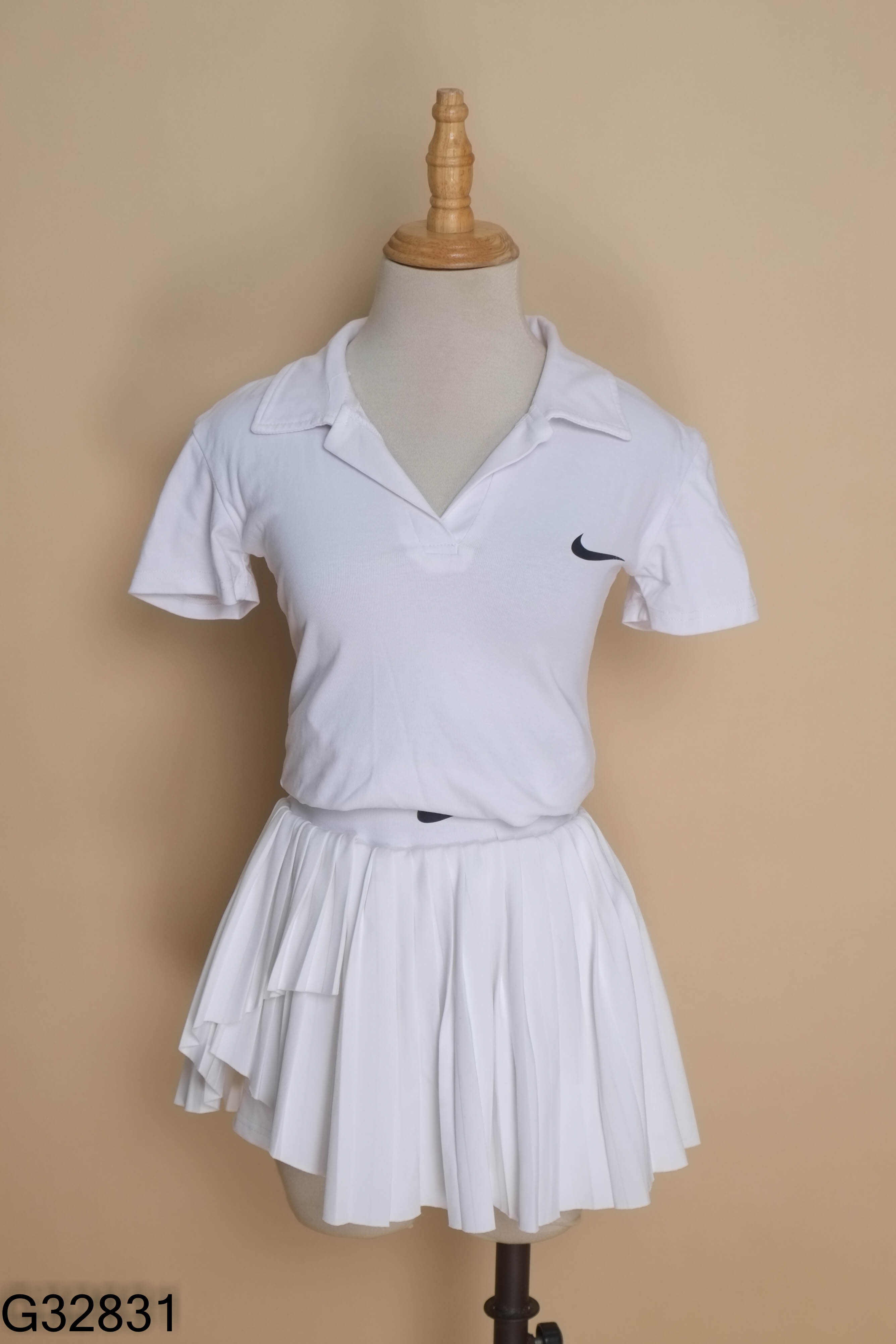 Set áo polo trắng + chân váy ngắn