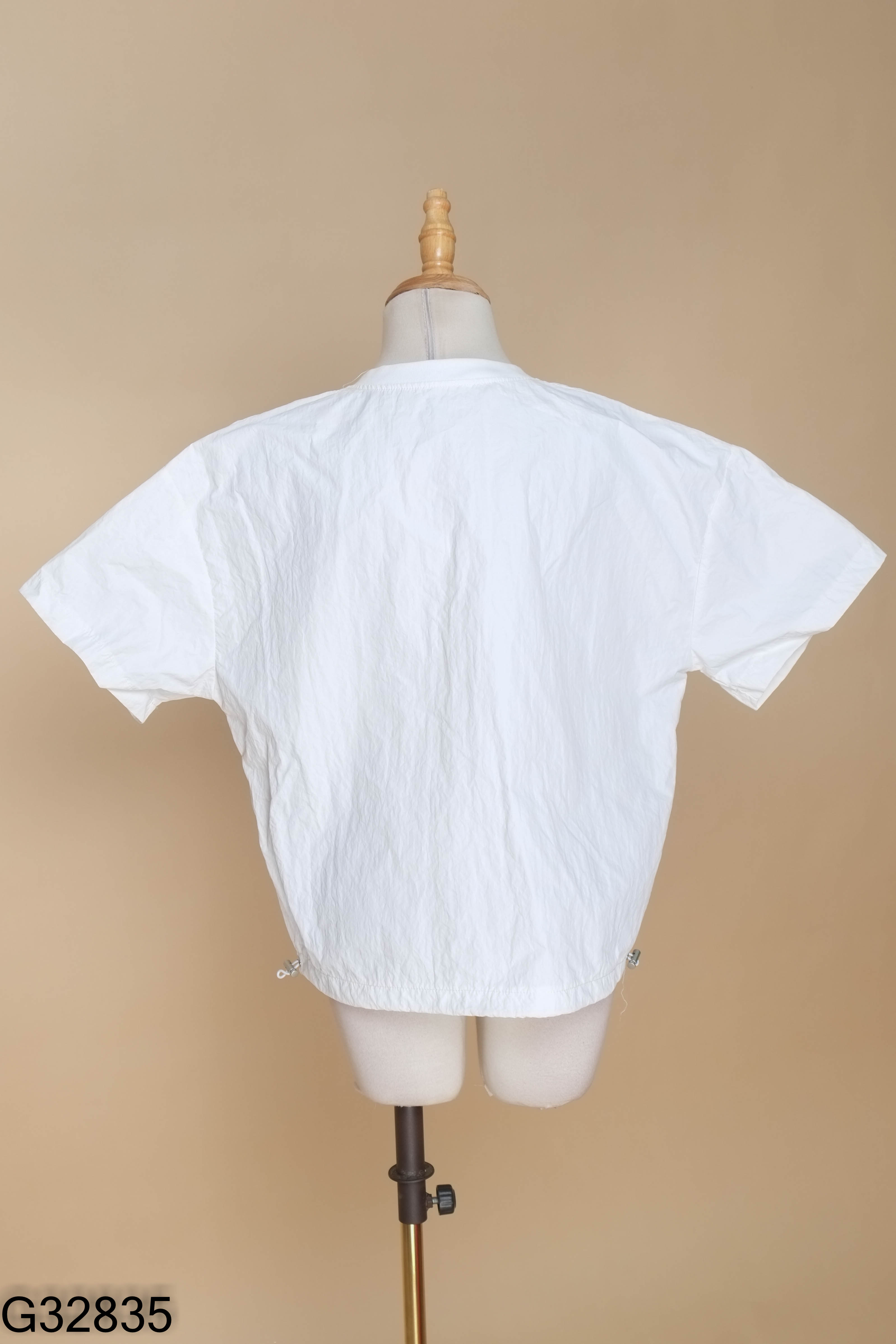 Áo trắng thêu chữ