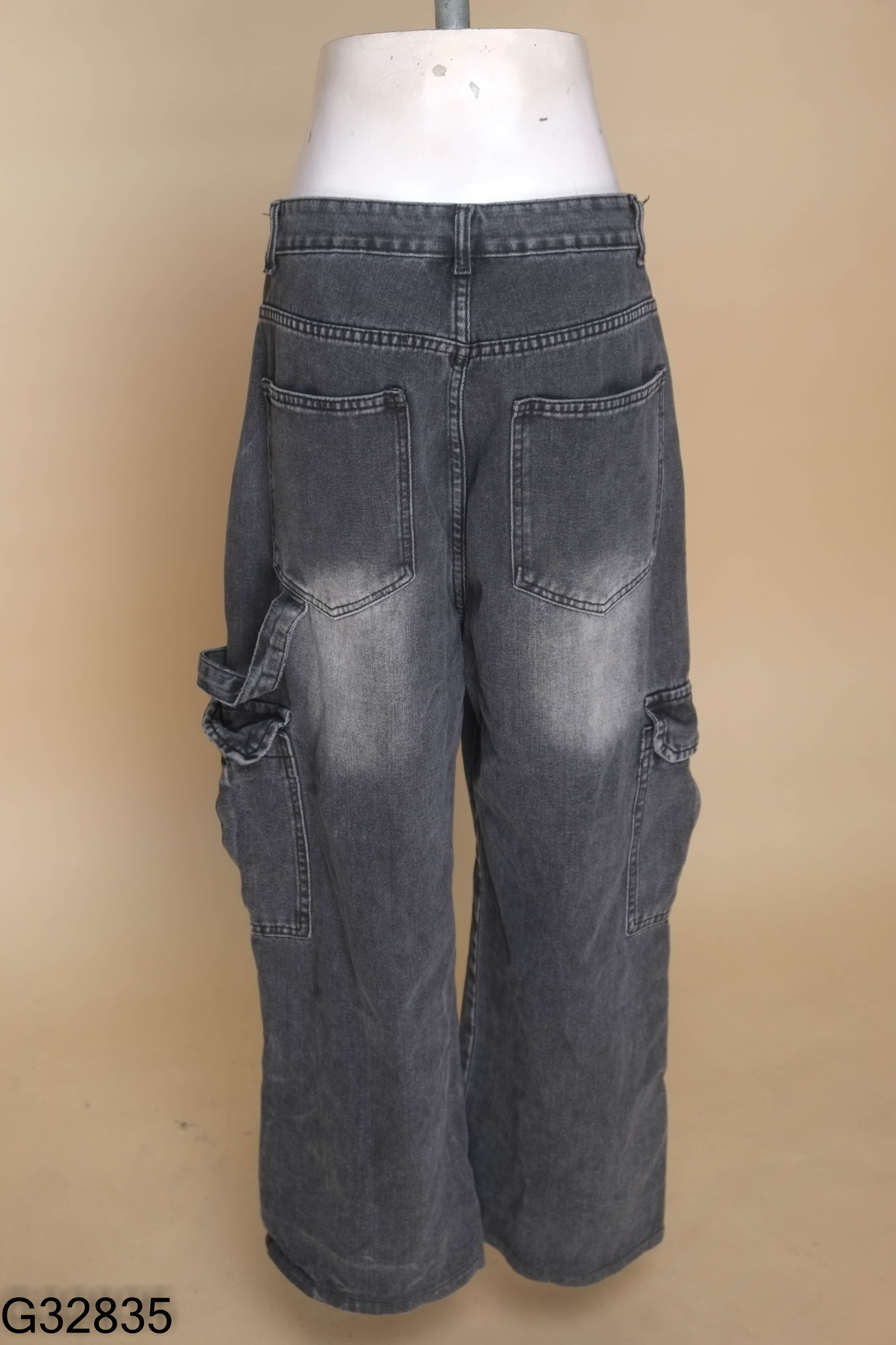 Quần jeans đen phối túi