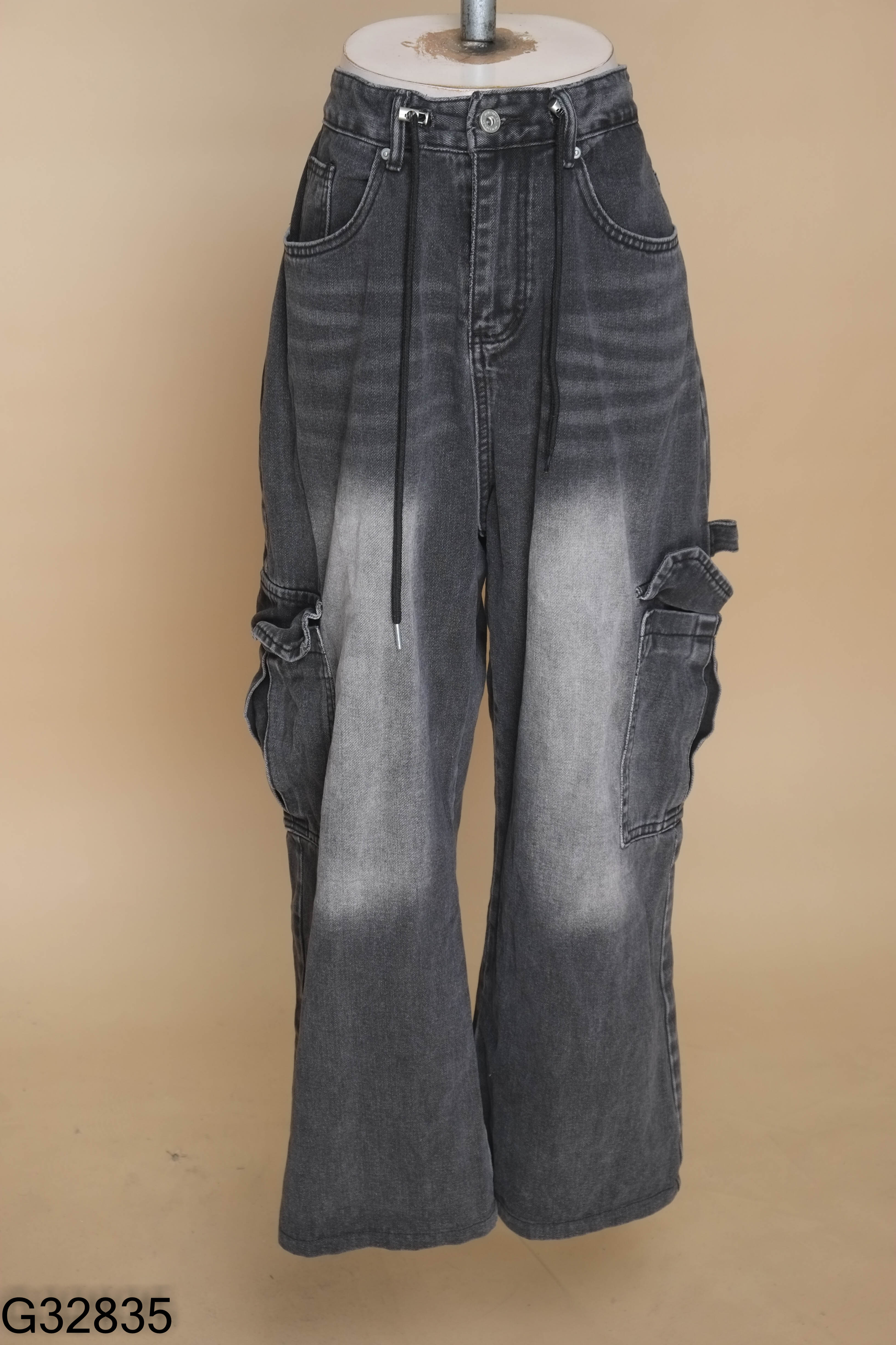 Quần jeans đen phối túi