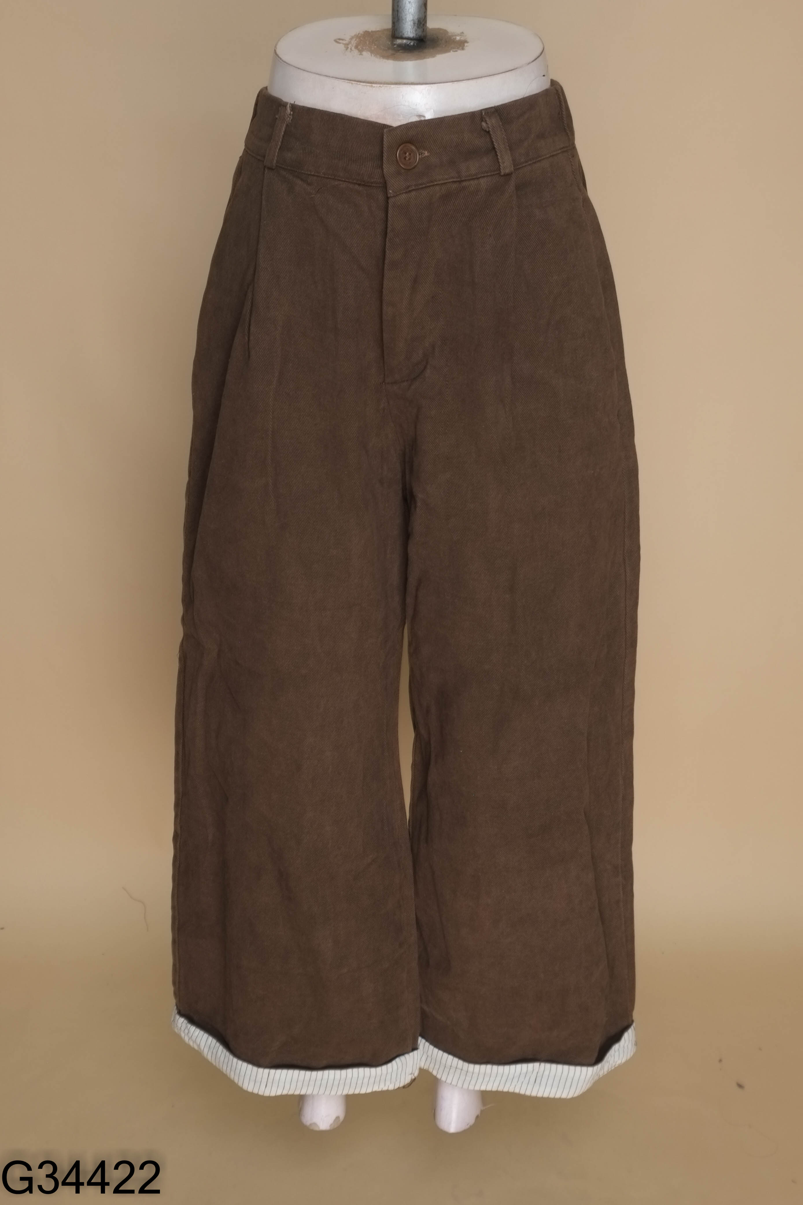 Quần jeans nâu gấp gấu