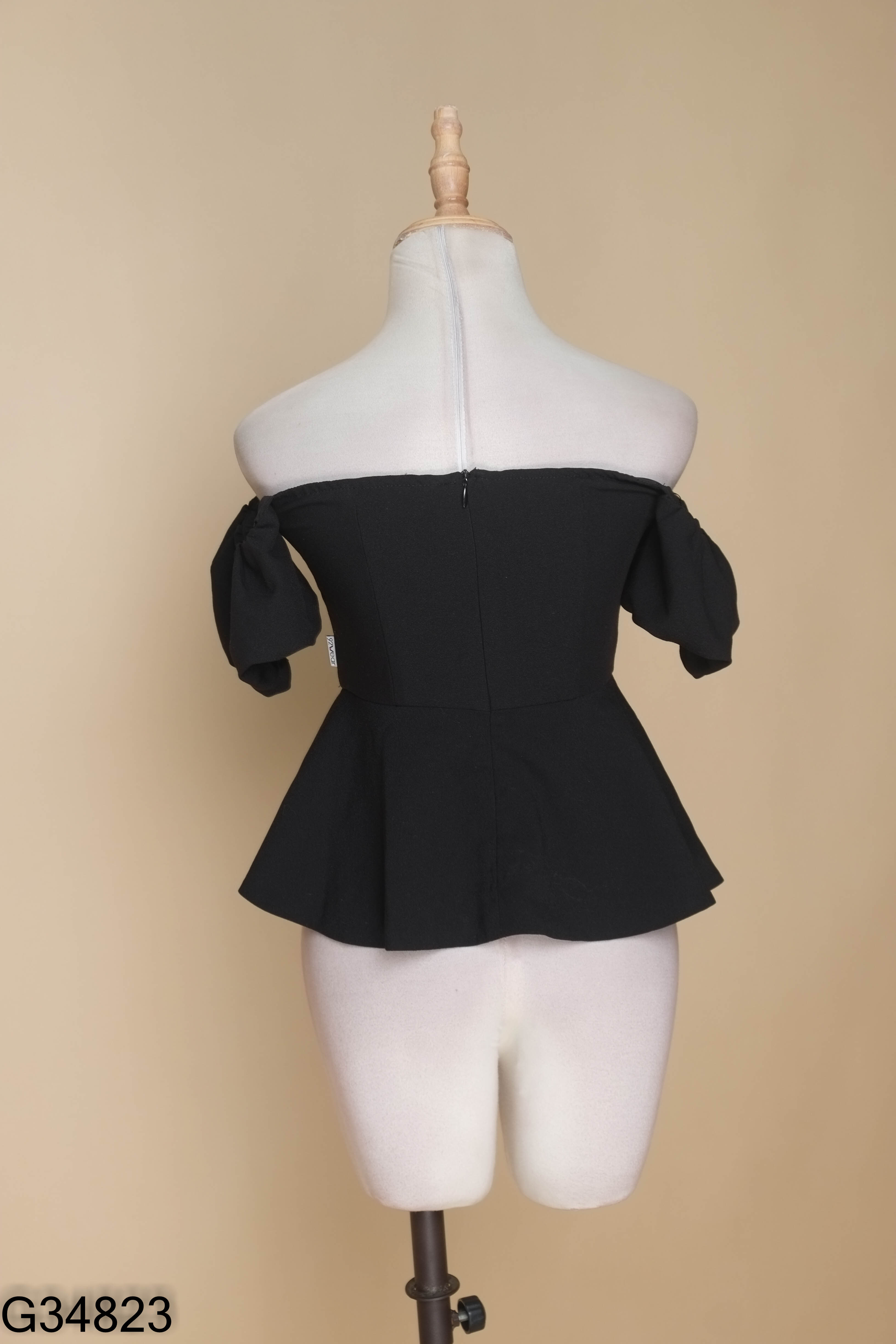 Áo đen 92WEAR phối kiểu