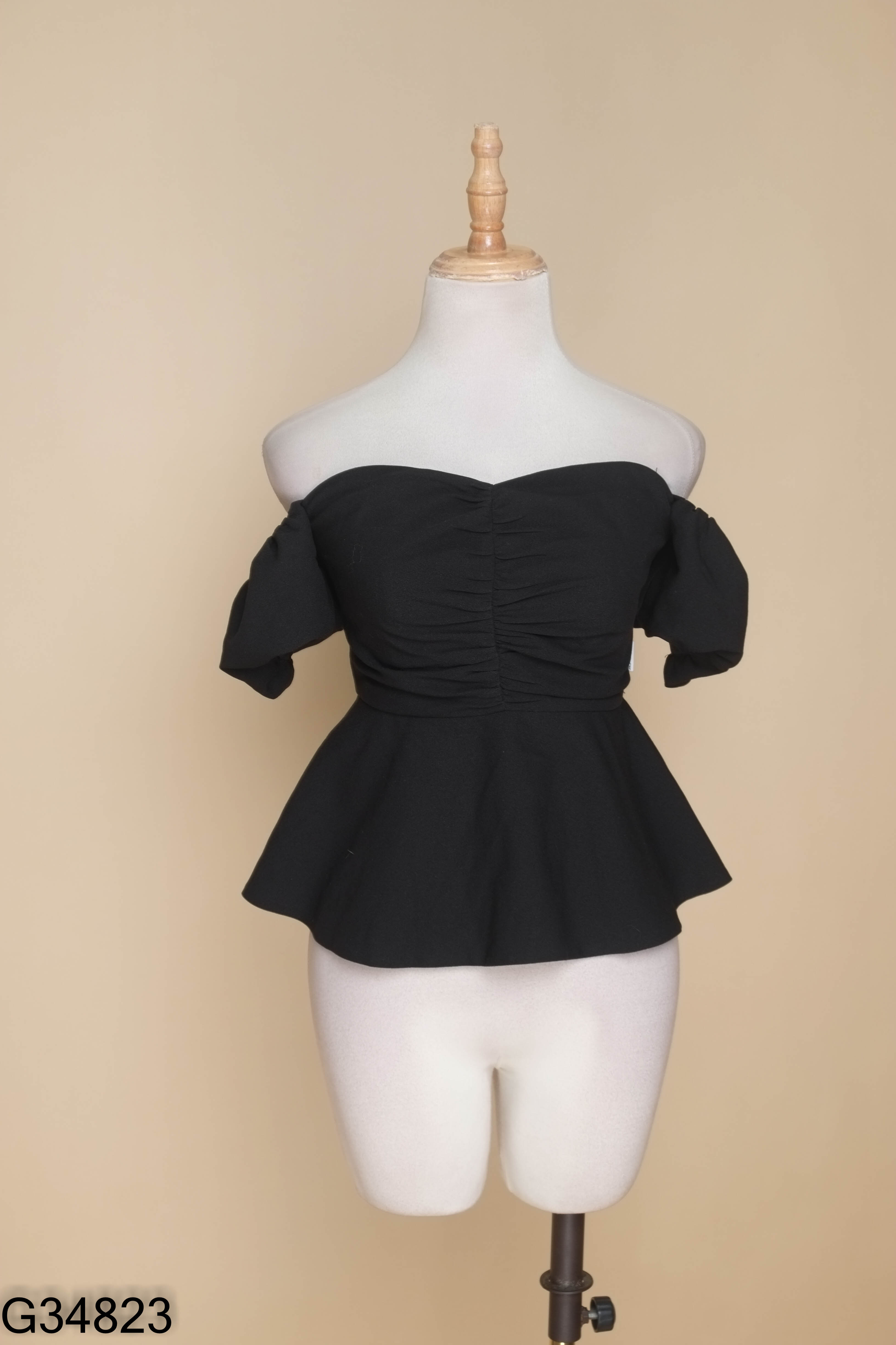 Áo đen 92WEAR phối kiểu