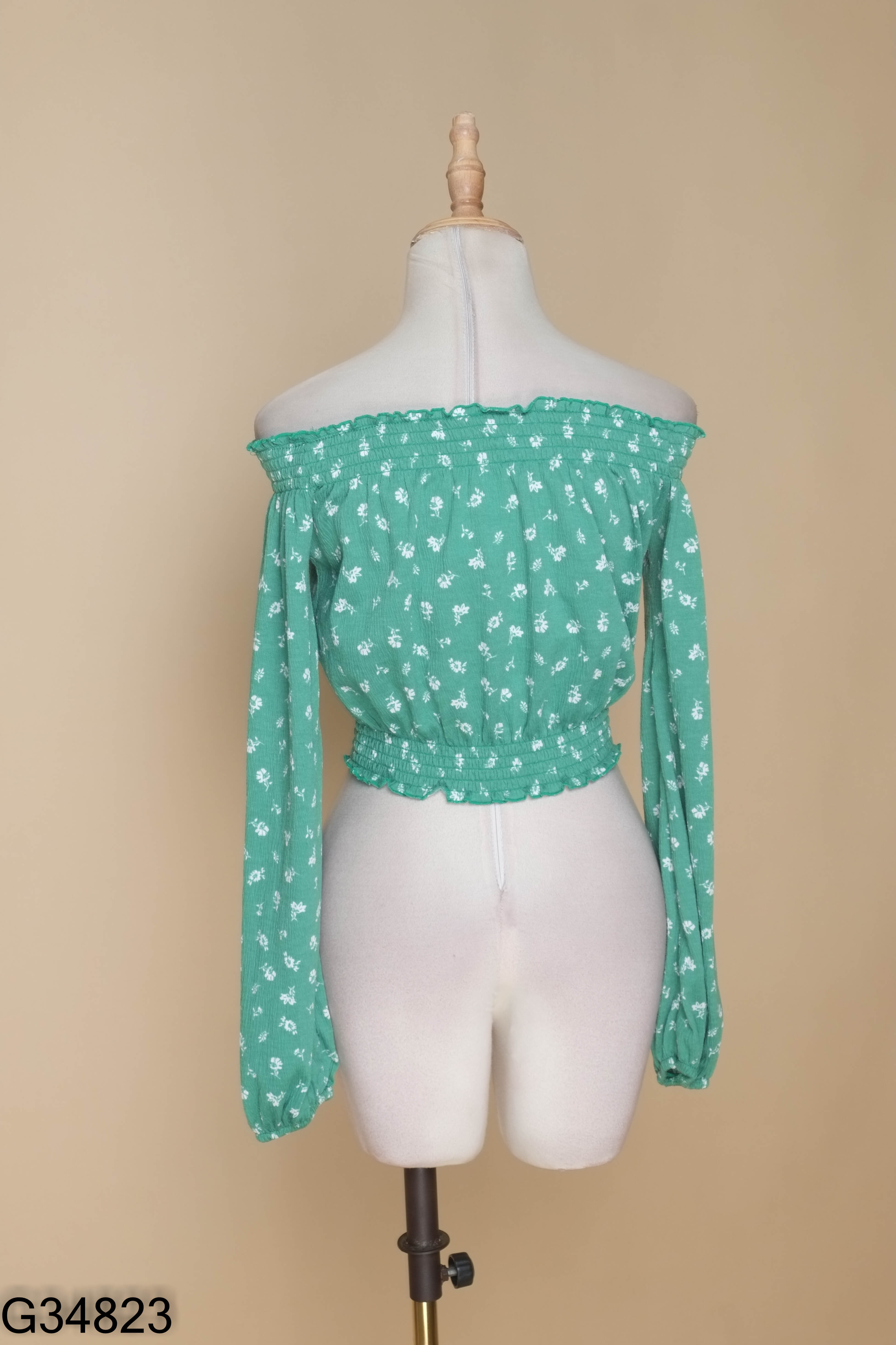 Áo croptop xanh DIVIDED họa tiết