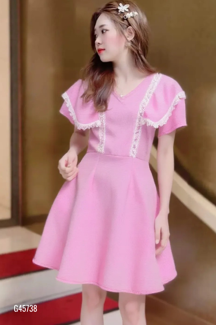 Váy hồng viền ren trắng