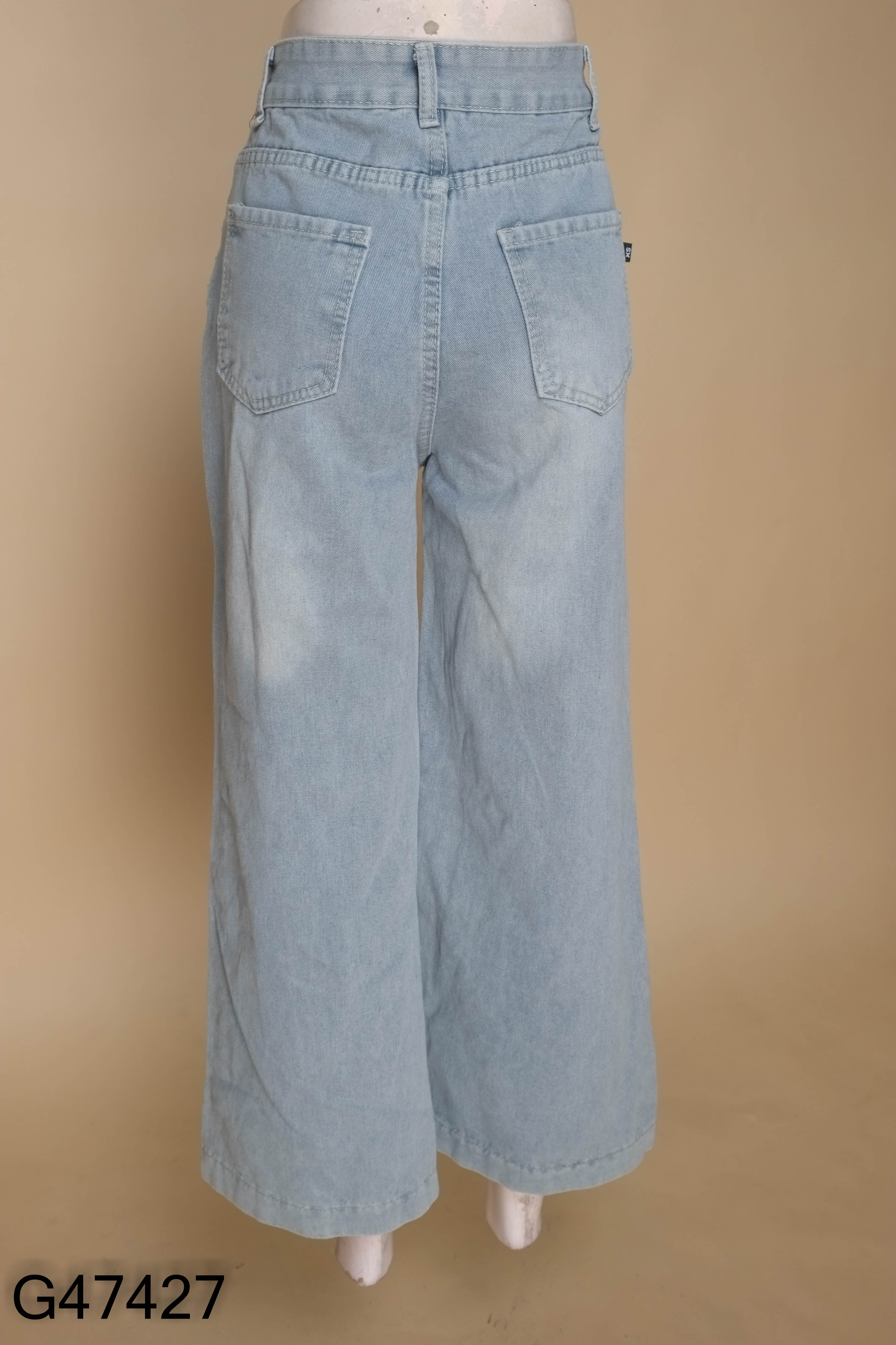 Quần jeans xanh nhạt