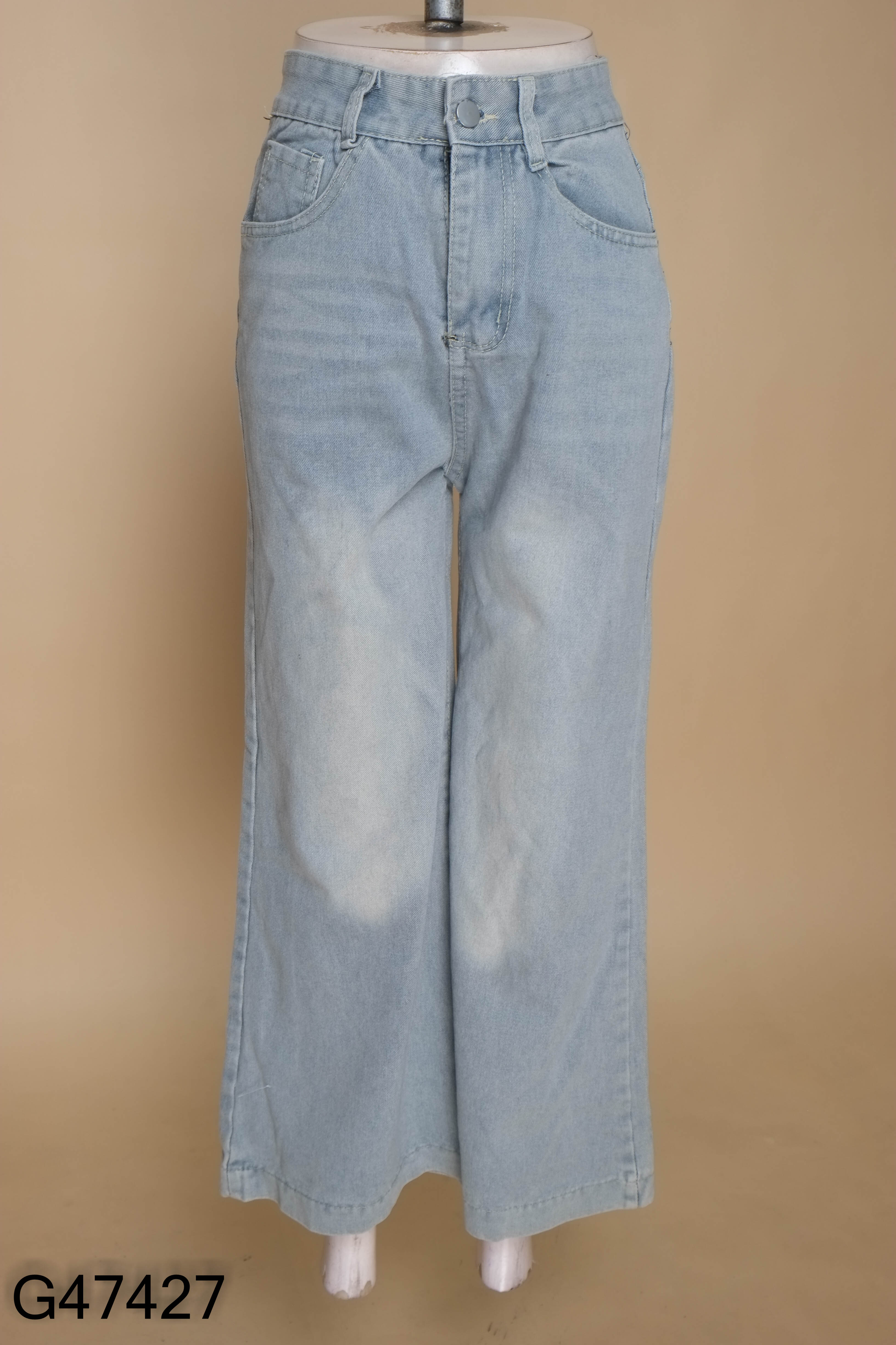 Quần jeans xanh nhạt