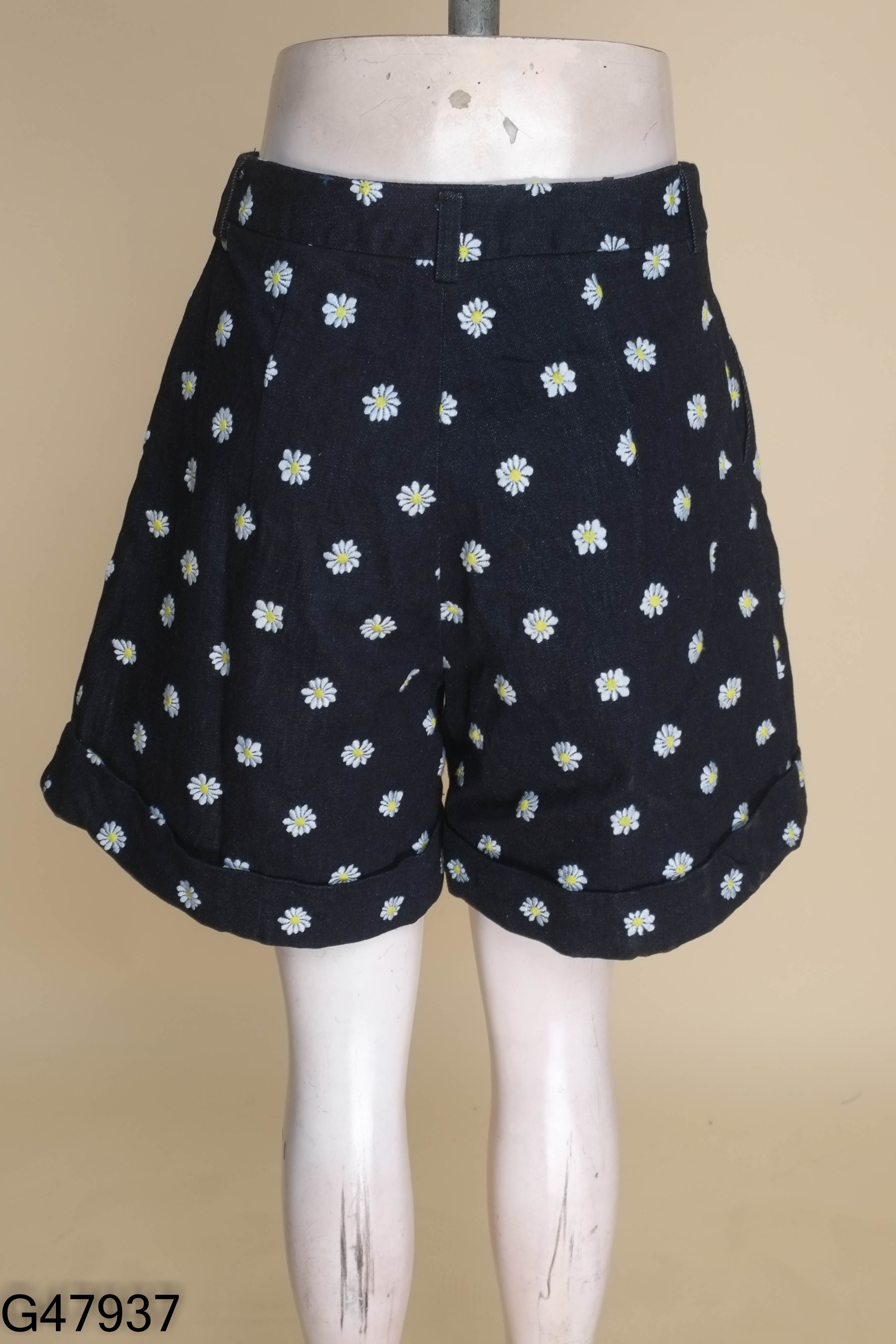 Quần short jeans xanh ITEM DU JOUR thêu hoa