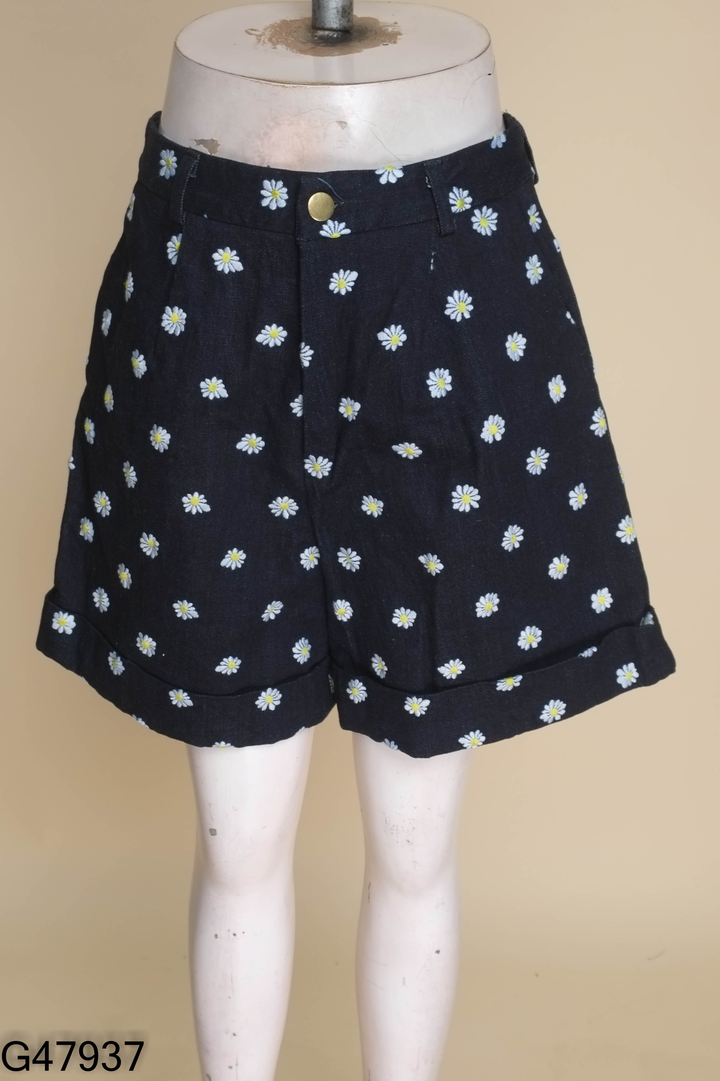 Quần short jeans xanh ITEM DU JOUR thêu hoa