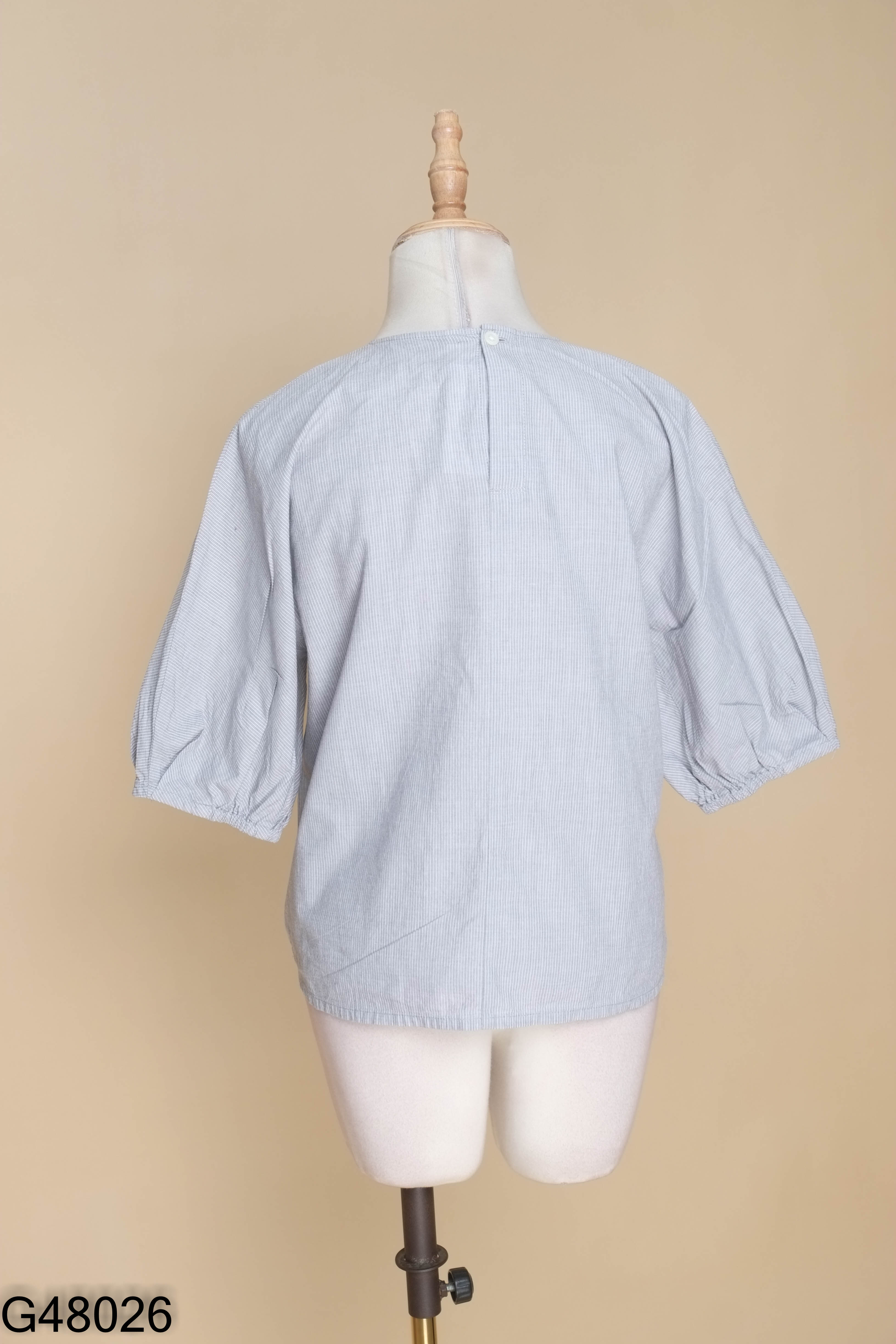 Áo MUJI xám sọc trắng
