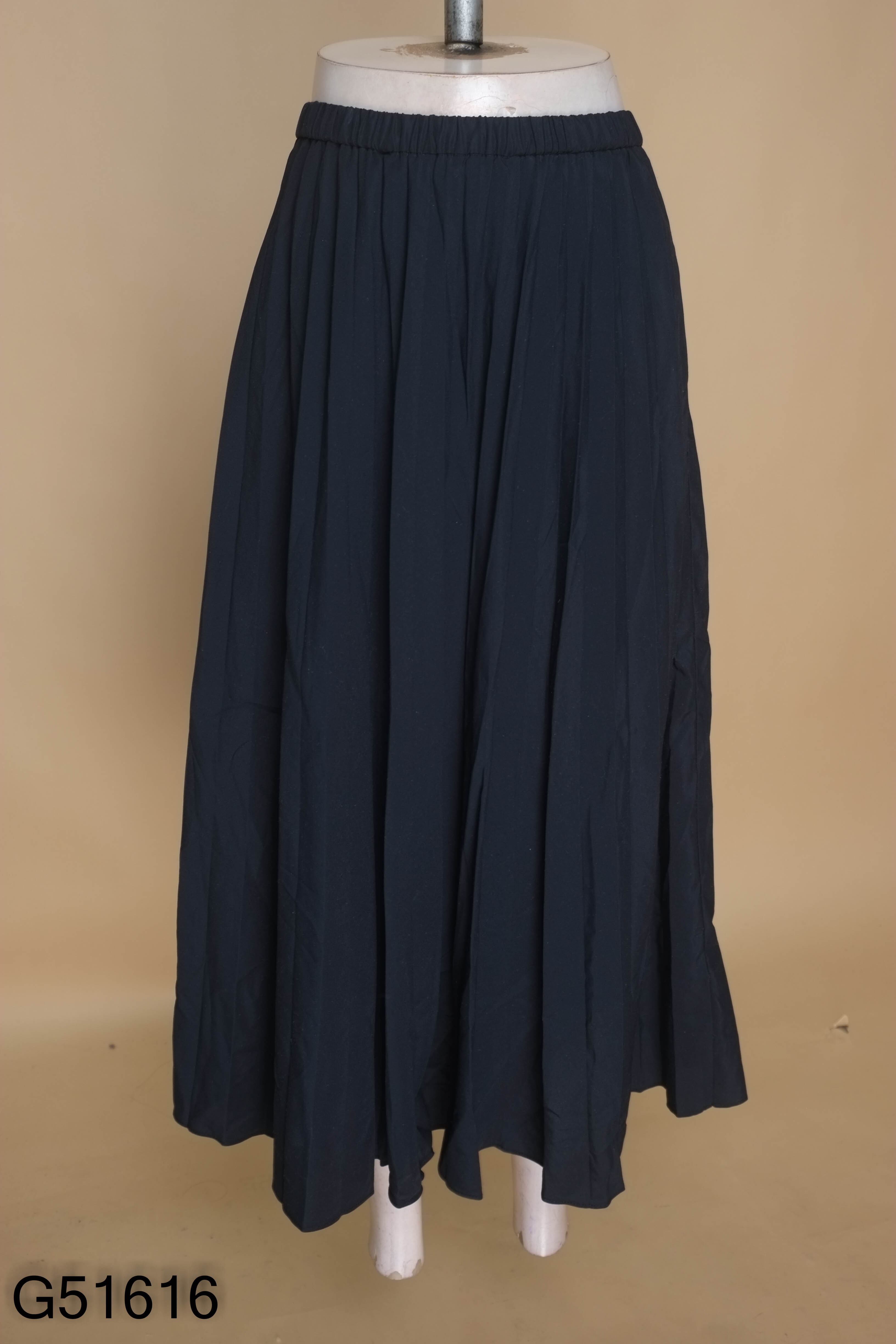 Chân váy xanh UNIQLO xếp ly dài
