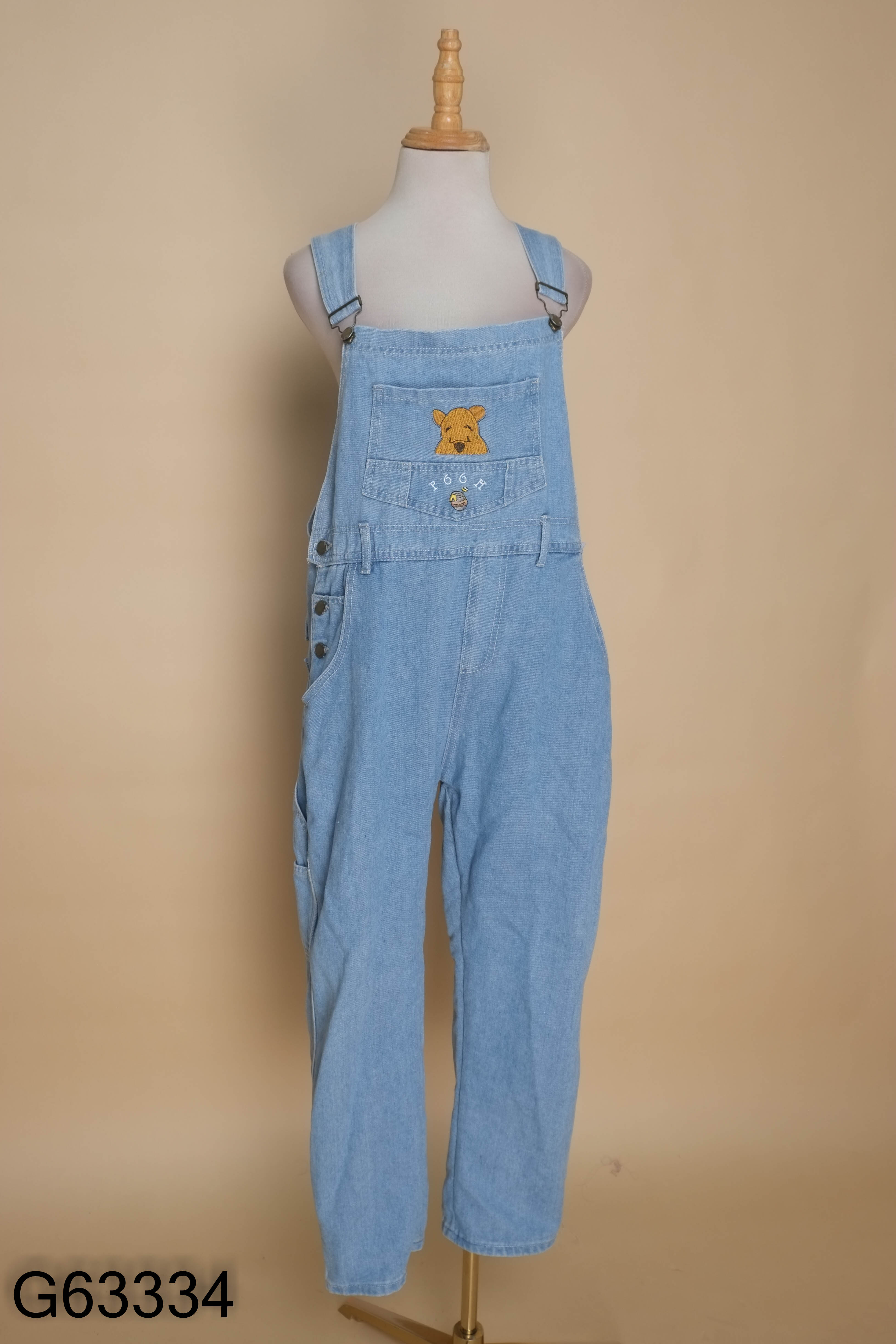 Jumpsuit jeans xanh họa tiết gấu