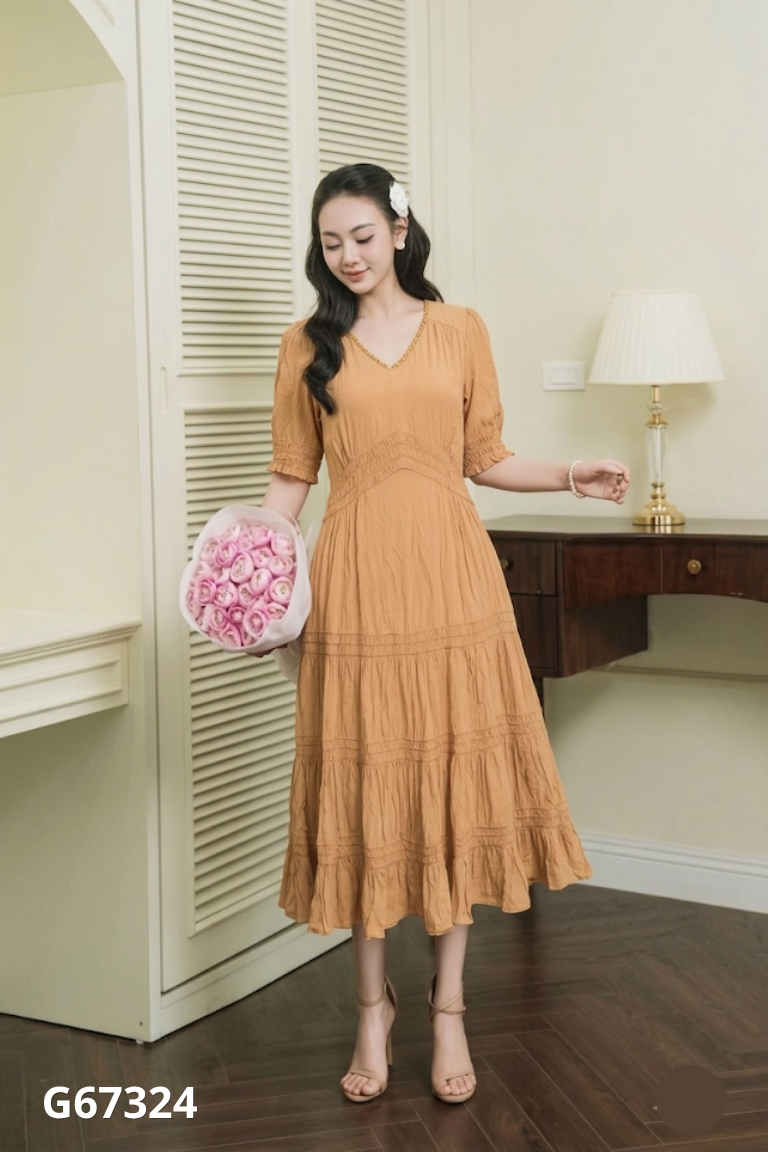 Váy nâu cổ đính cườm