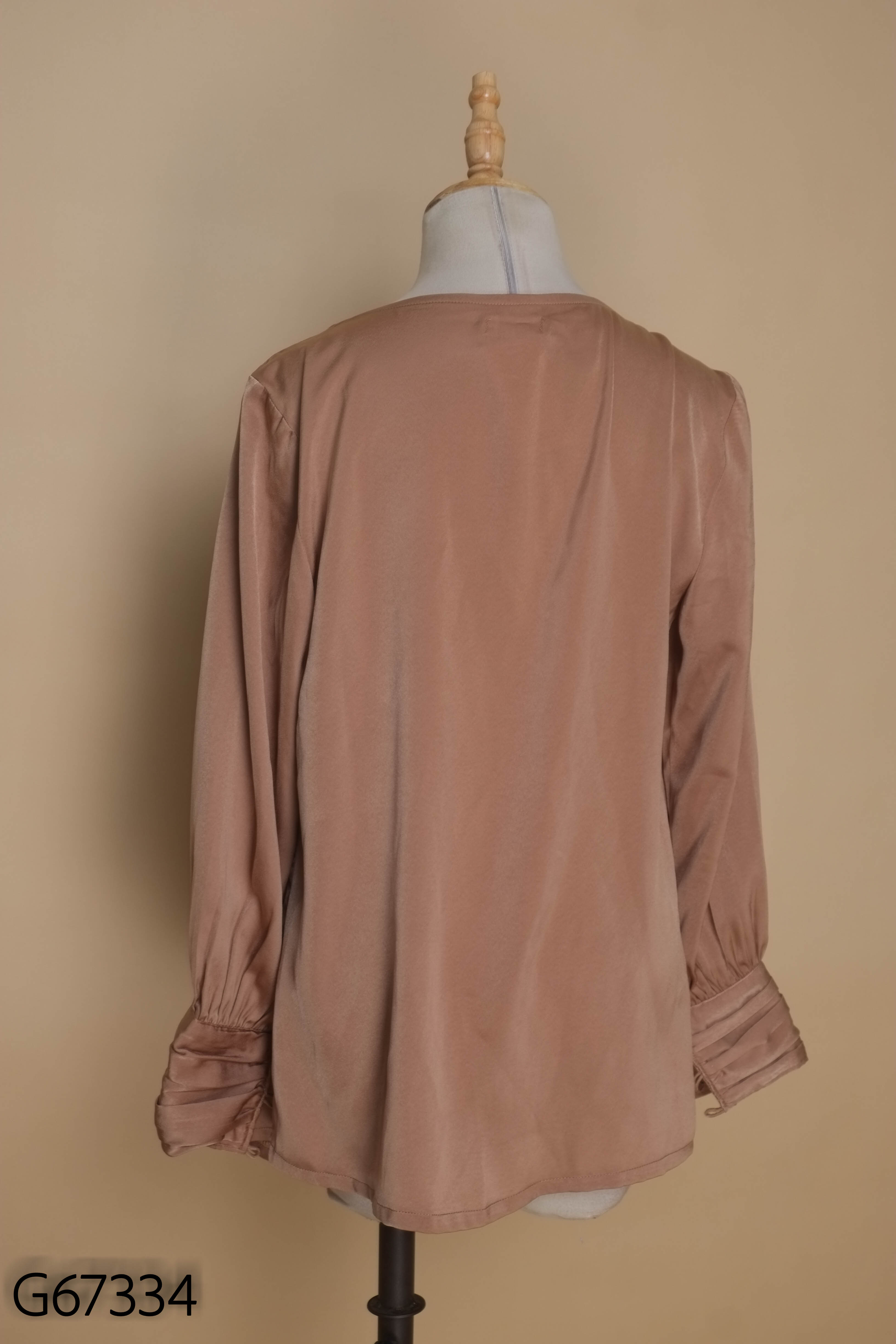 Áo lụa nâu VOGUE lệch vai dài tay