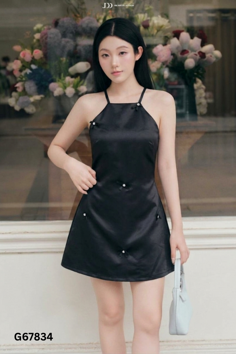 Váy đen cổ yếm đính nơ