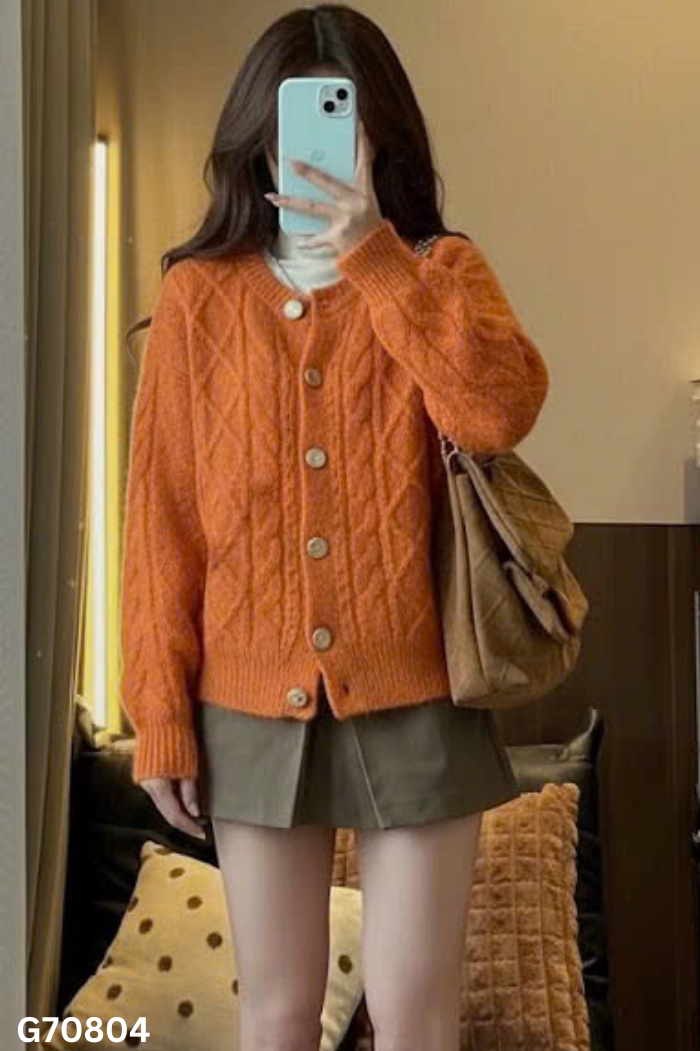 Áo len xam cúc trắng