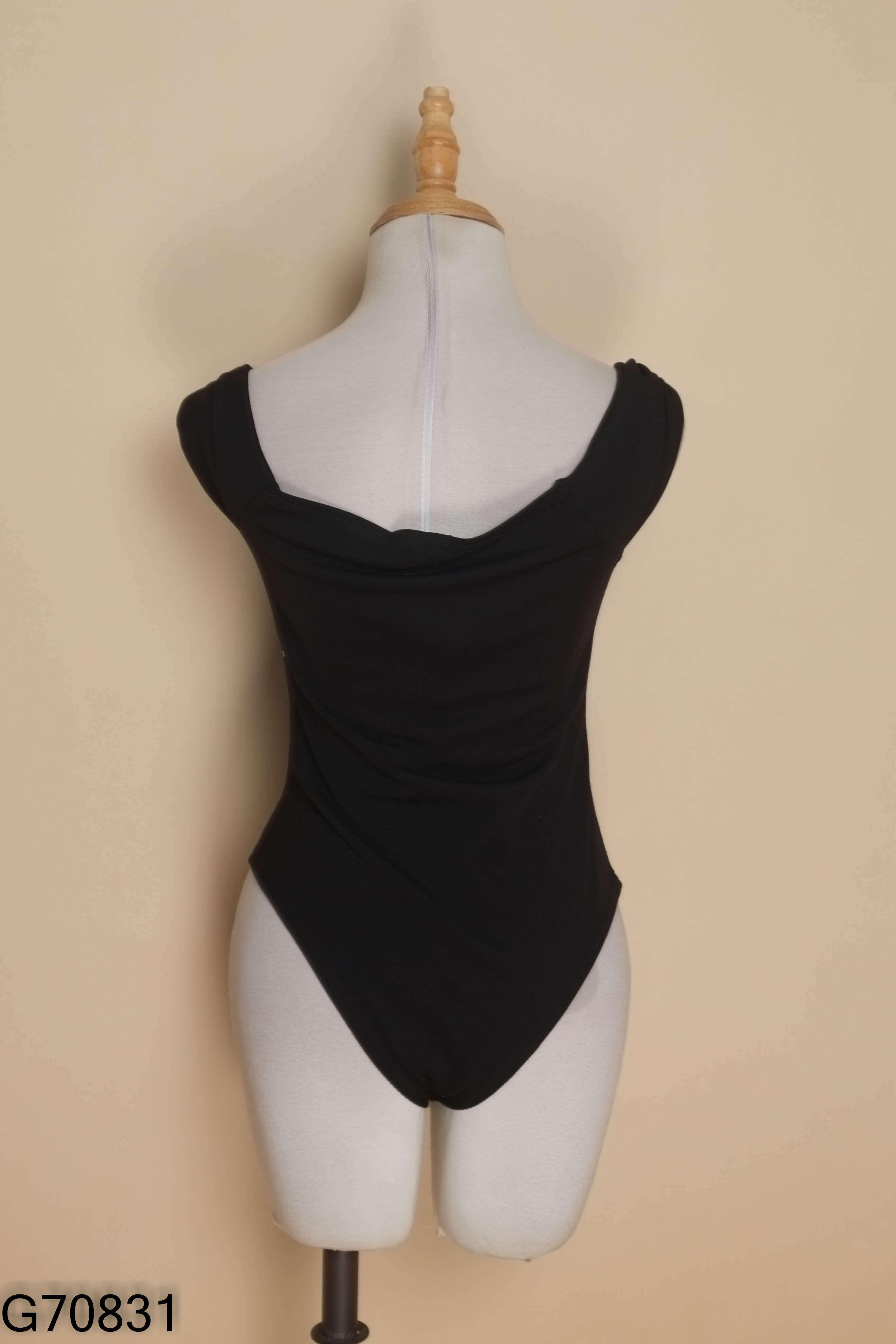 Jumpsuit COCOSIN đen trễ vai
