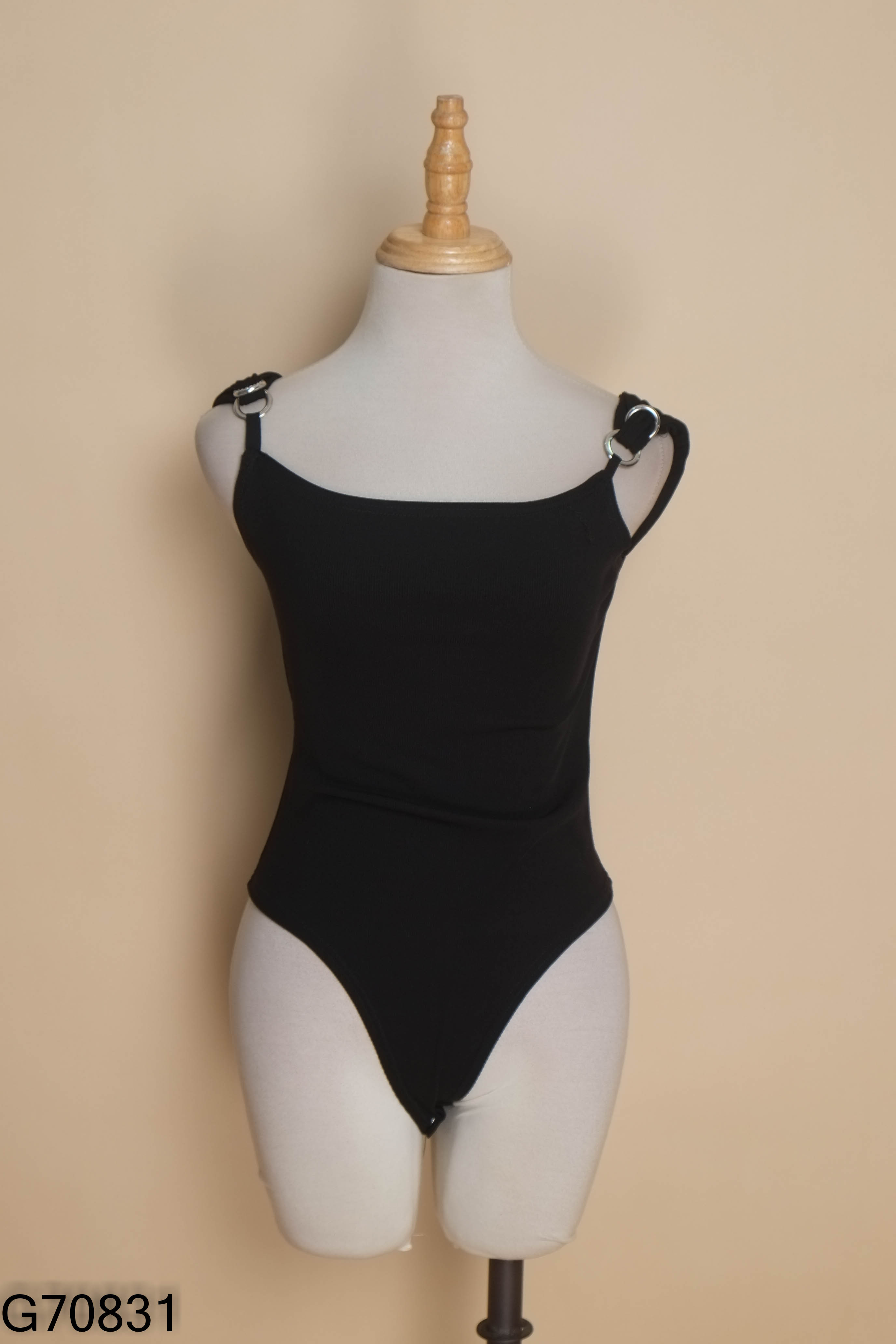 Jumpsuit COCOSIN đen trễ vai