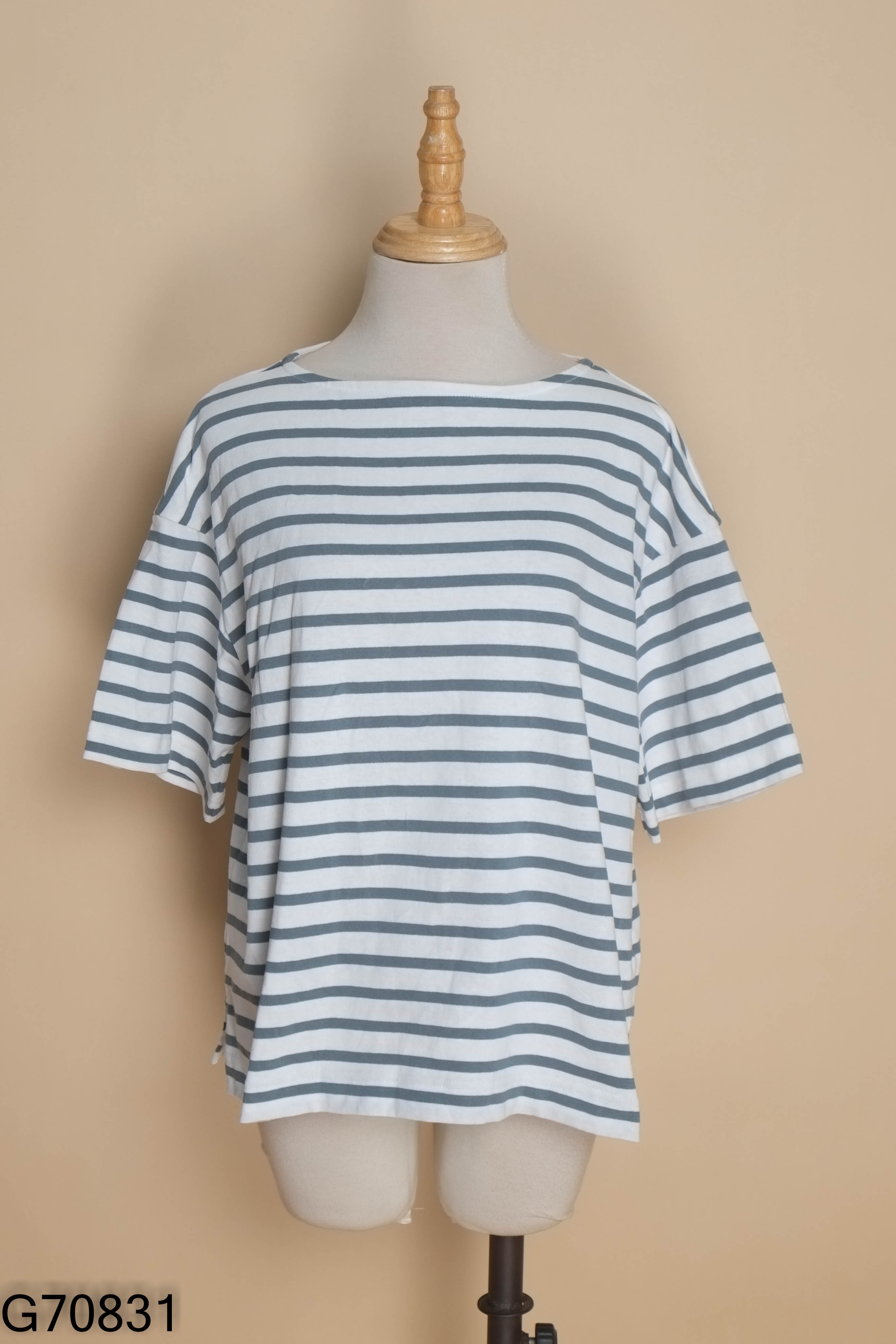 Áo thun MUJI trắng kẻ xanh