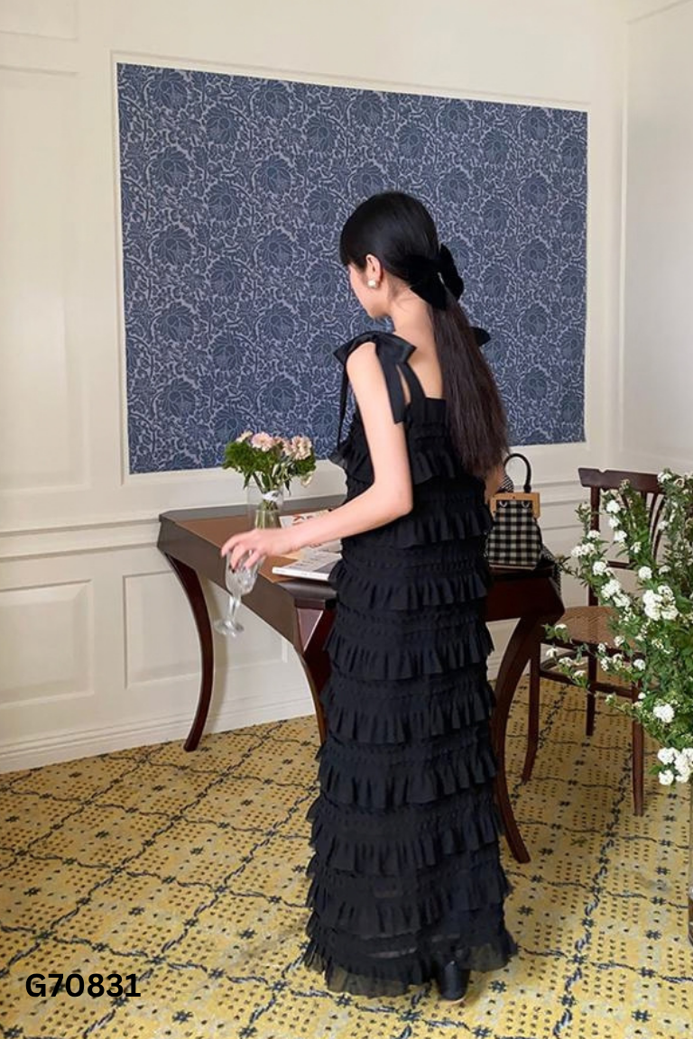 Váy đen nhiều tầng