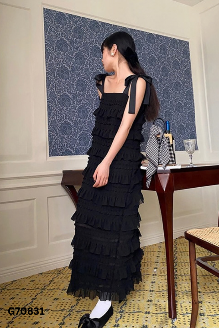 Váy đen nhiều tầng