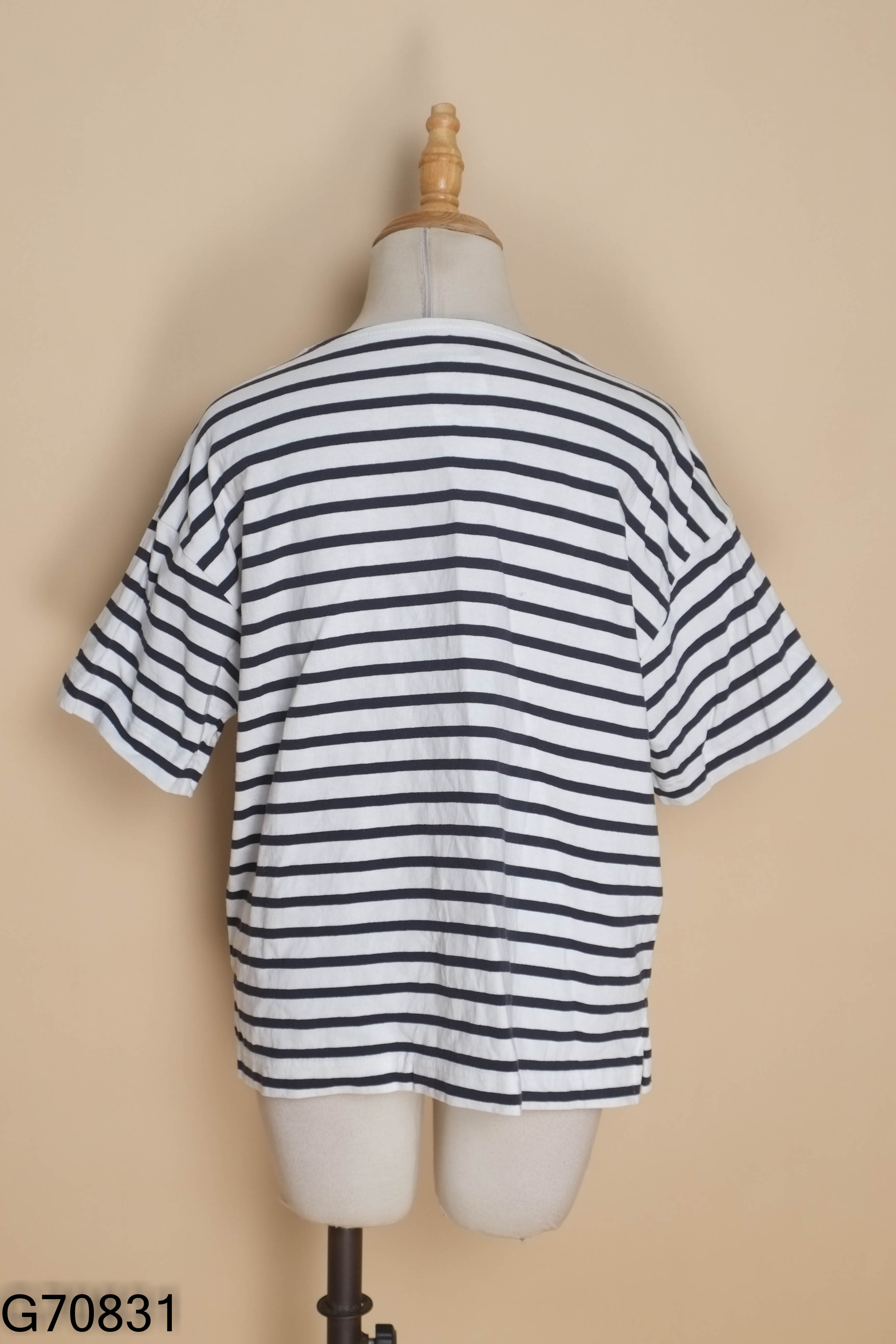 Áo thun MUJI trắng kẻ xanh than