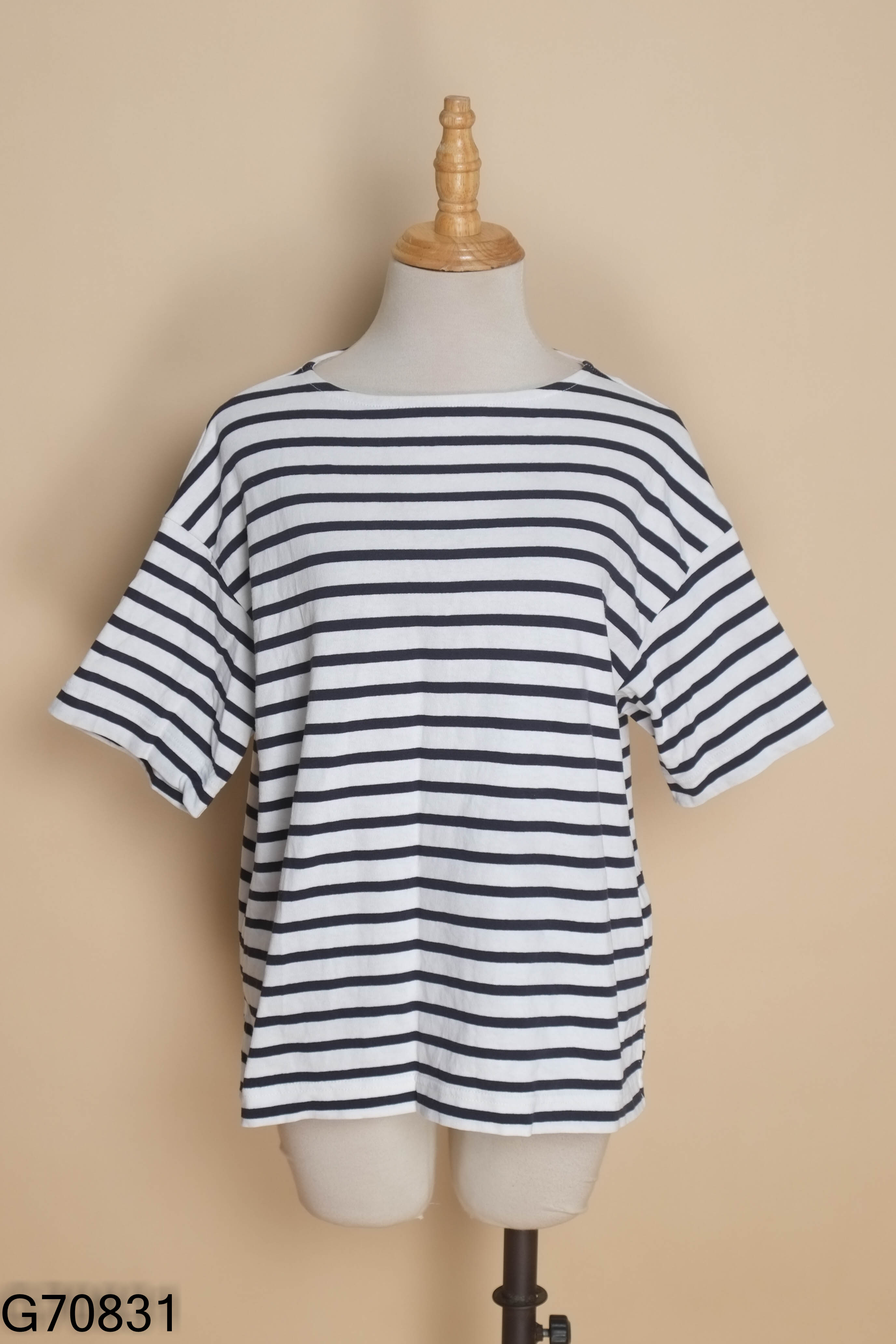 Áo thun MUJI trắng kẻ xanh than