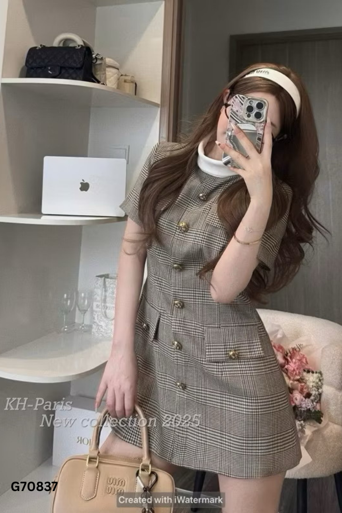 Váy nâu kẻ caro phối cổ trắng