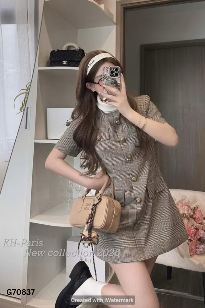 Váy nâu kẻ caro phối cổ trắng