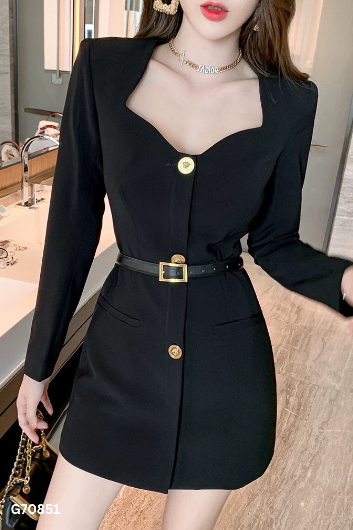 Váy đen có đệm vai