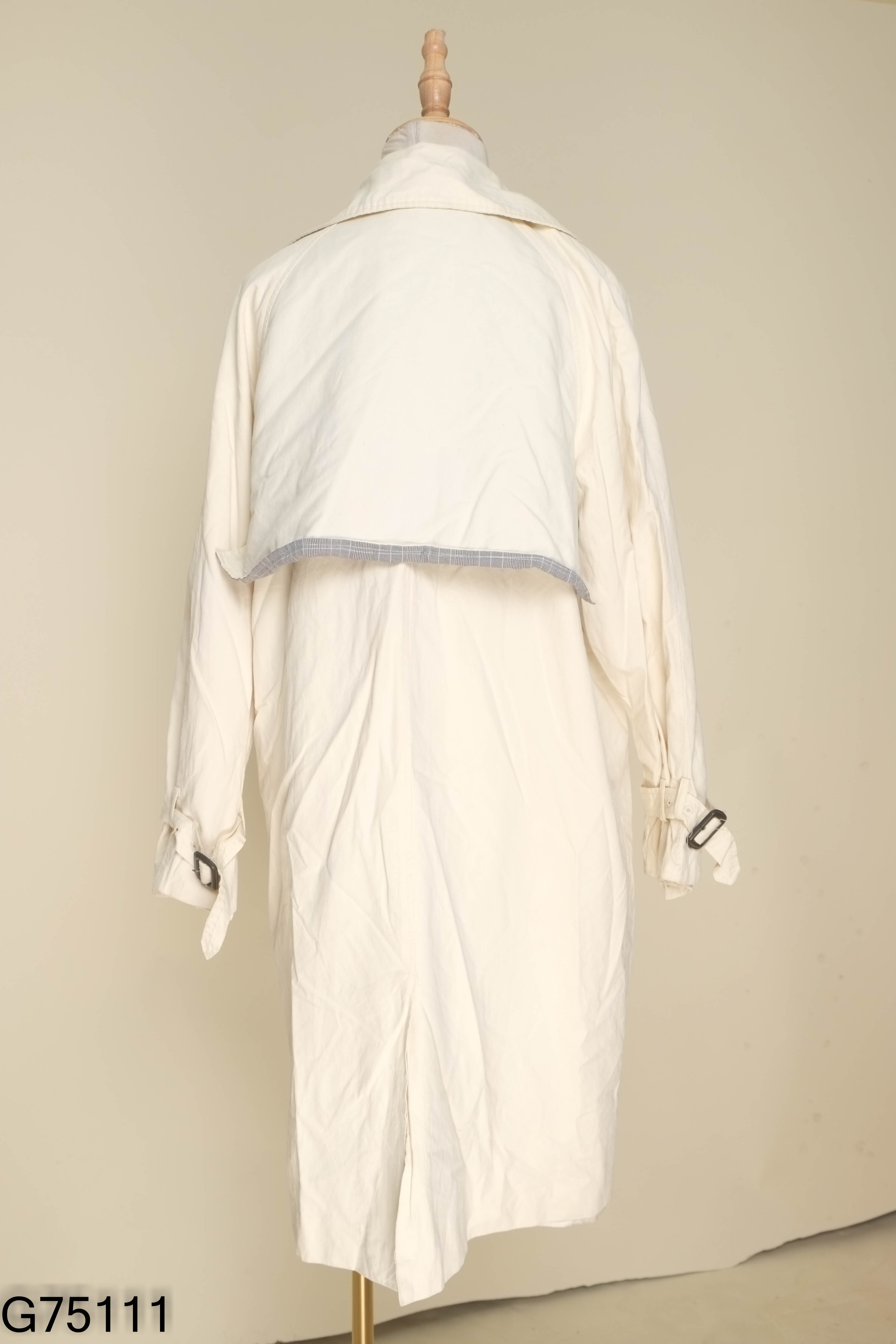 Áo khoác kem dáng dài cổ vest