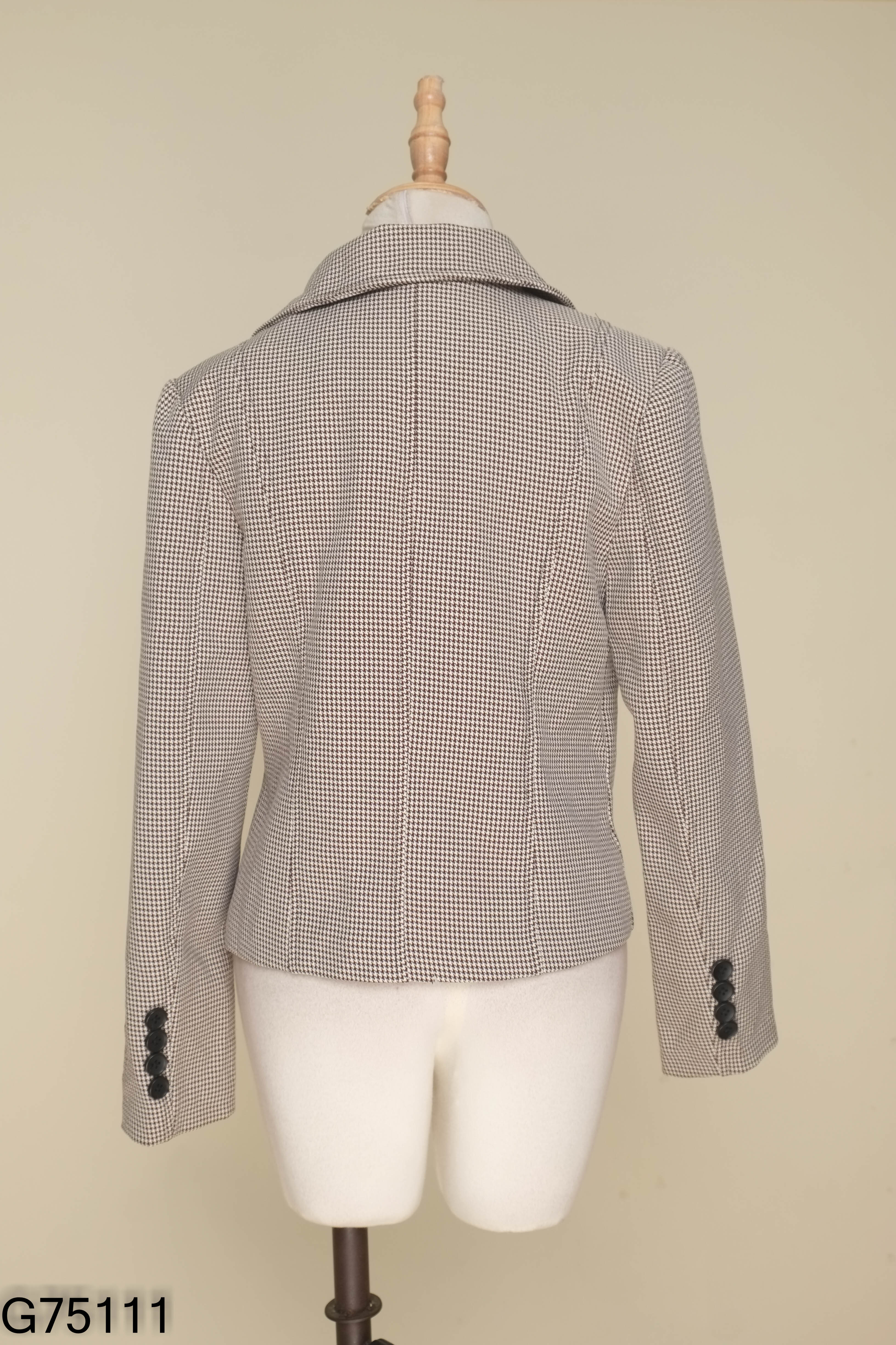 Áo khoác kem kẻ đen cổ vest