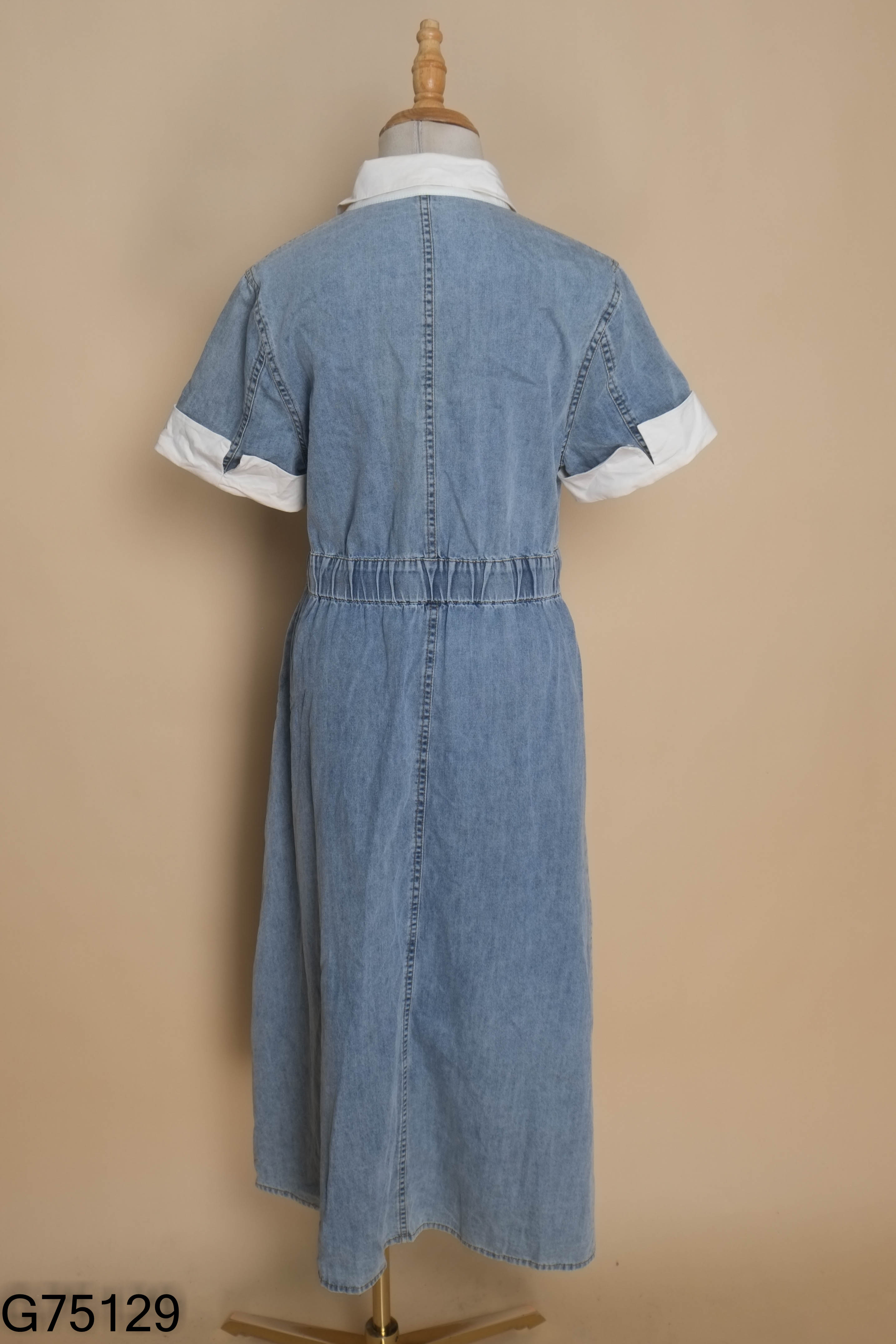 Váy jeans xanh cổ trắng