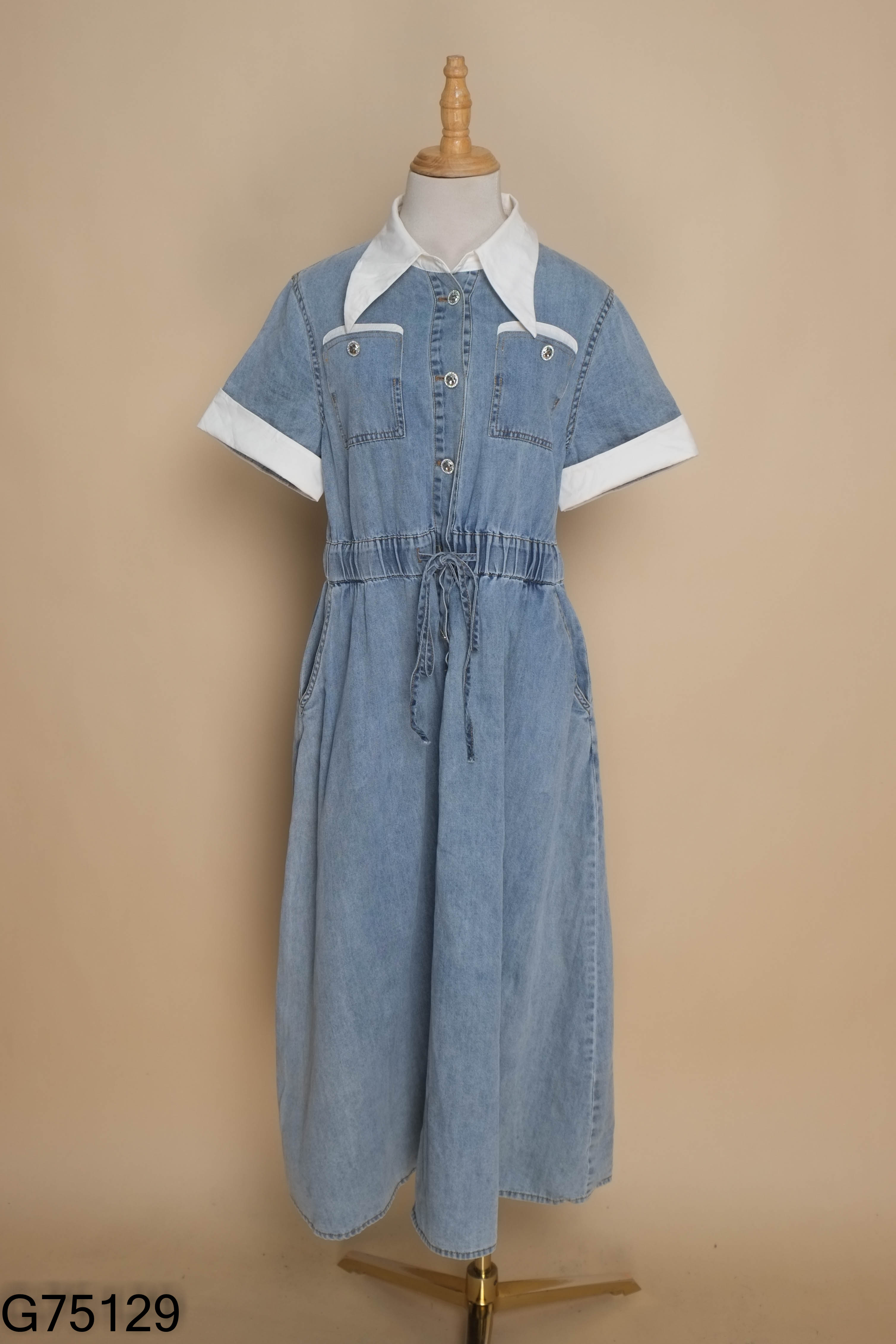 Váy jeans xanh cổ trắng