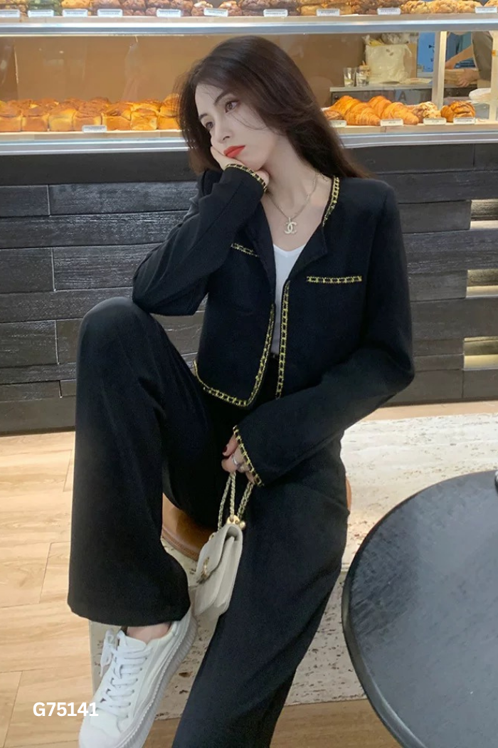Áo khoác đen viền ánh vàng