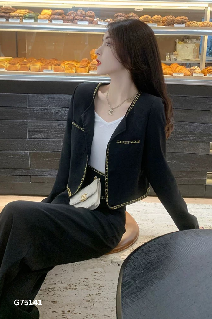 Áo khoác đen viền ánh vàng