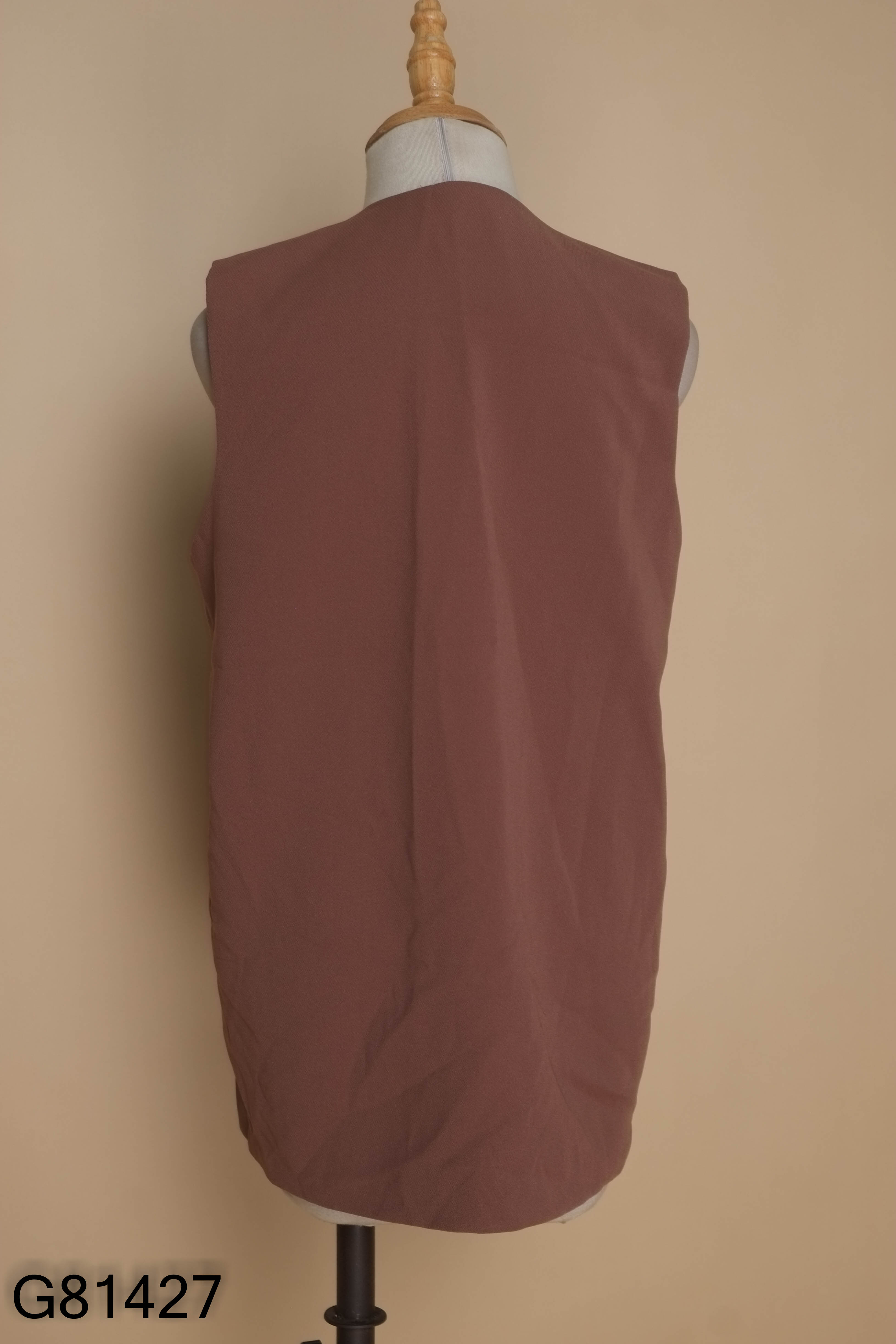 Áo gile nâu cúc đen
