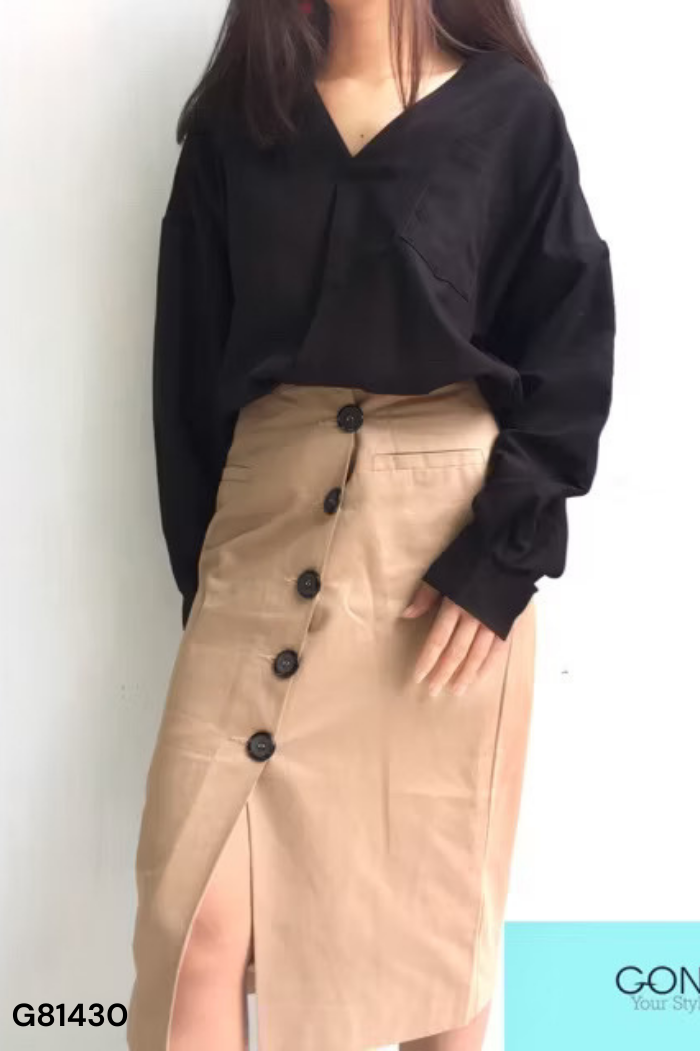 Chân váy be phối cúc