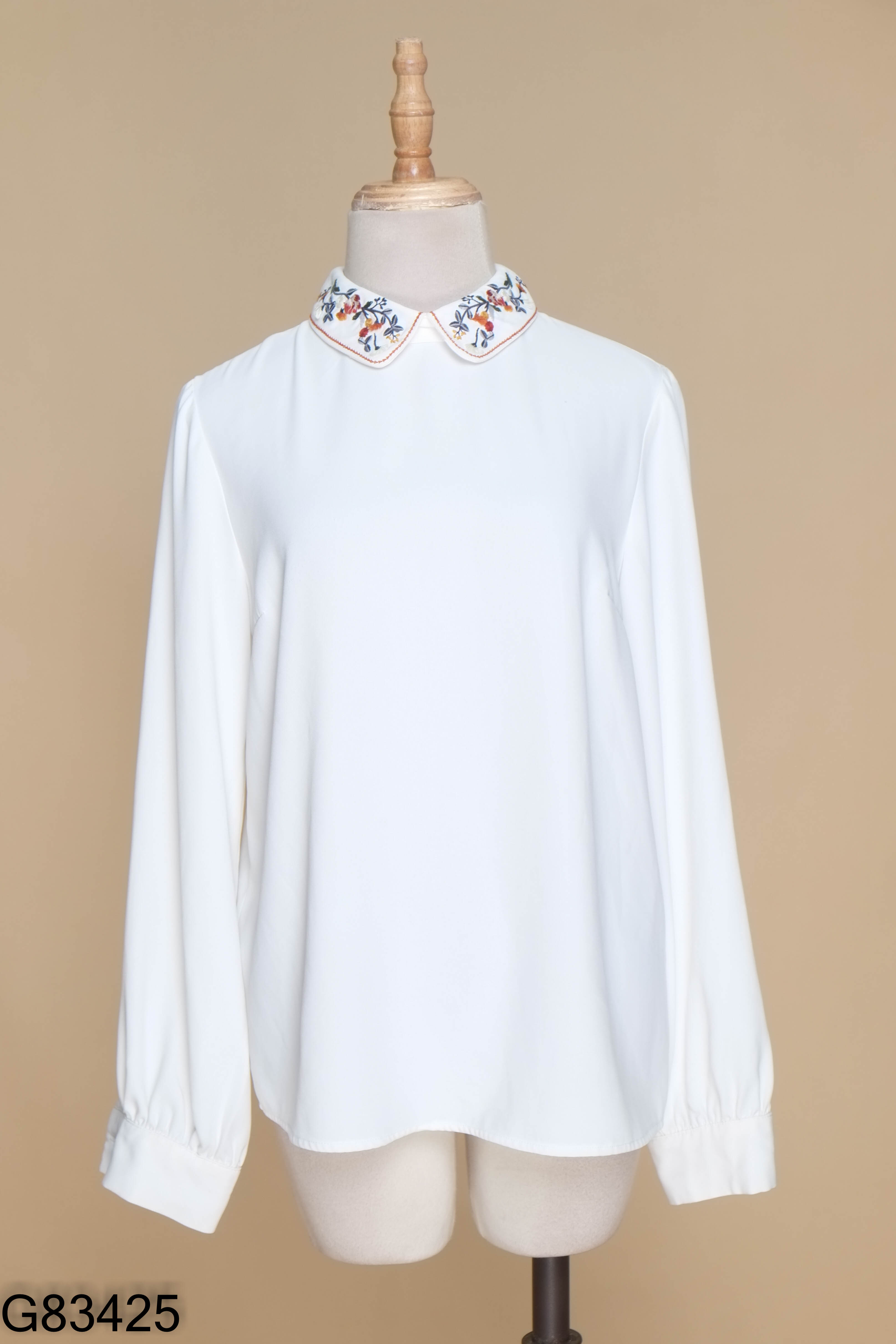 Áo ADORE DRESS trắng thêu hoa