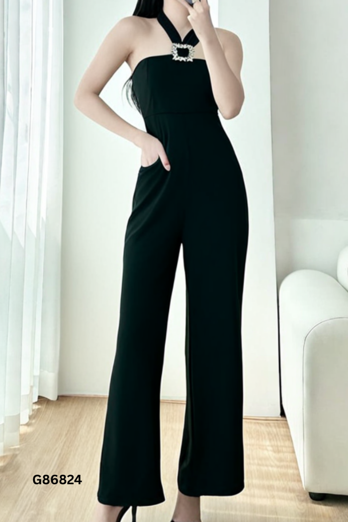 Jumpsuit đen đính đá