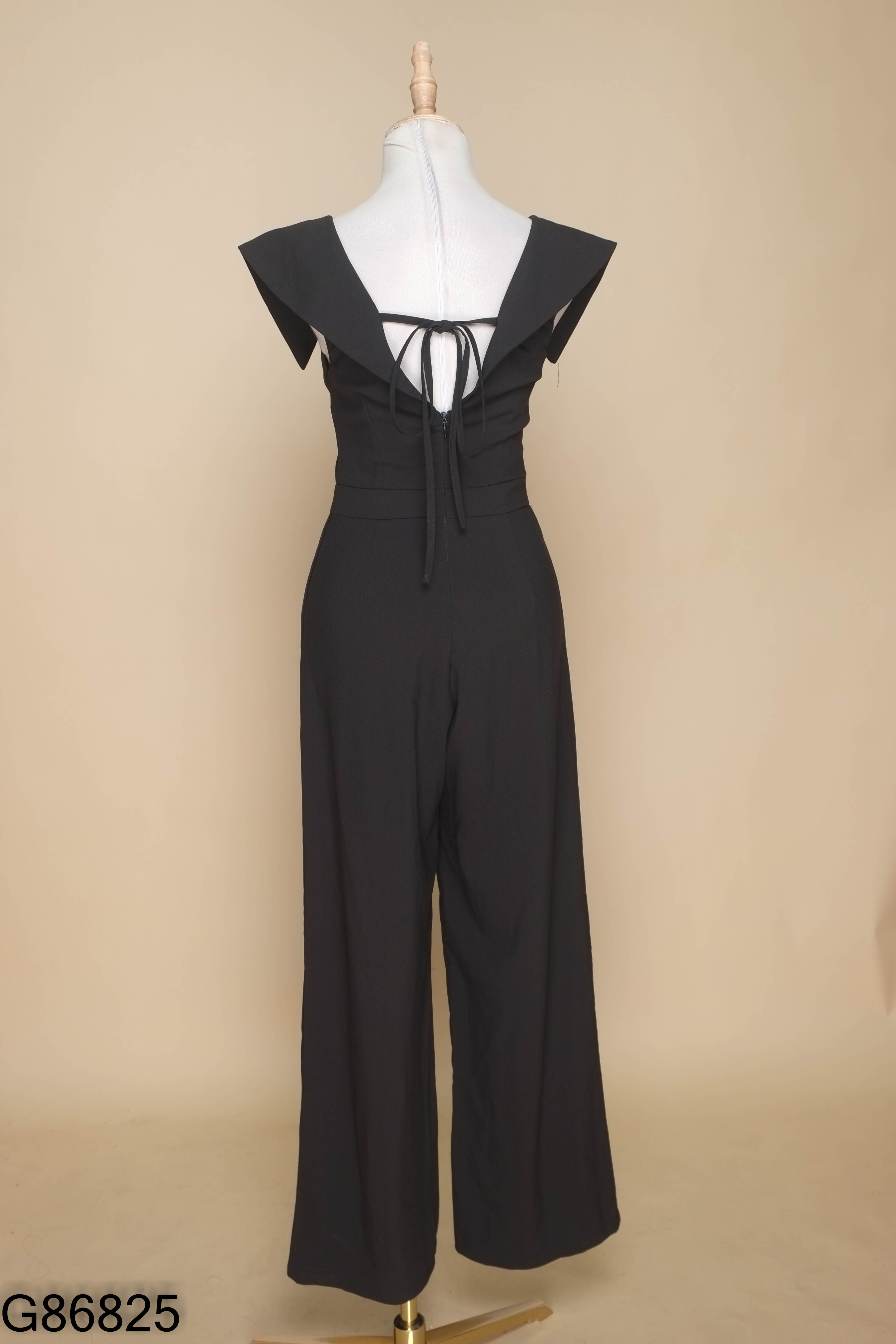Jumpsuits đen viền bèo