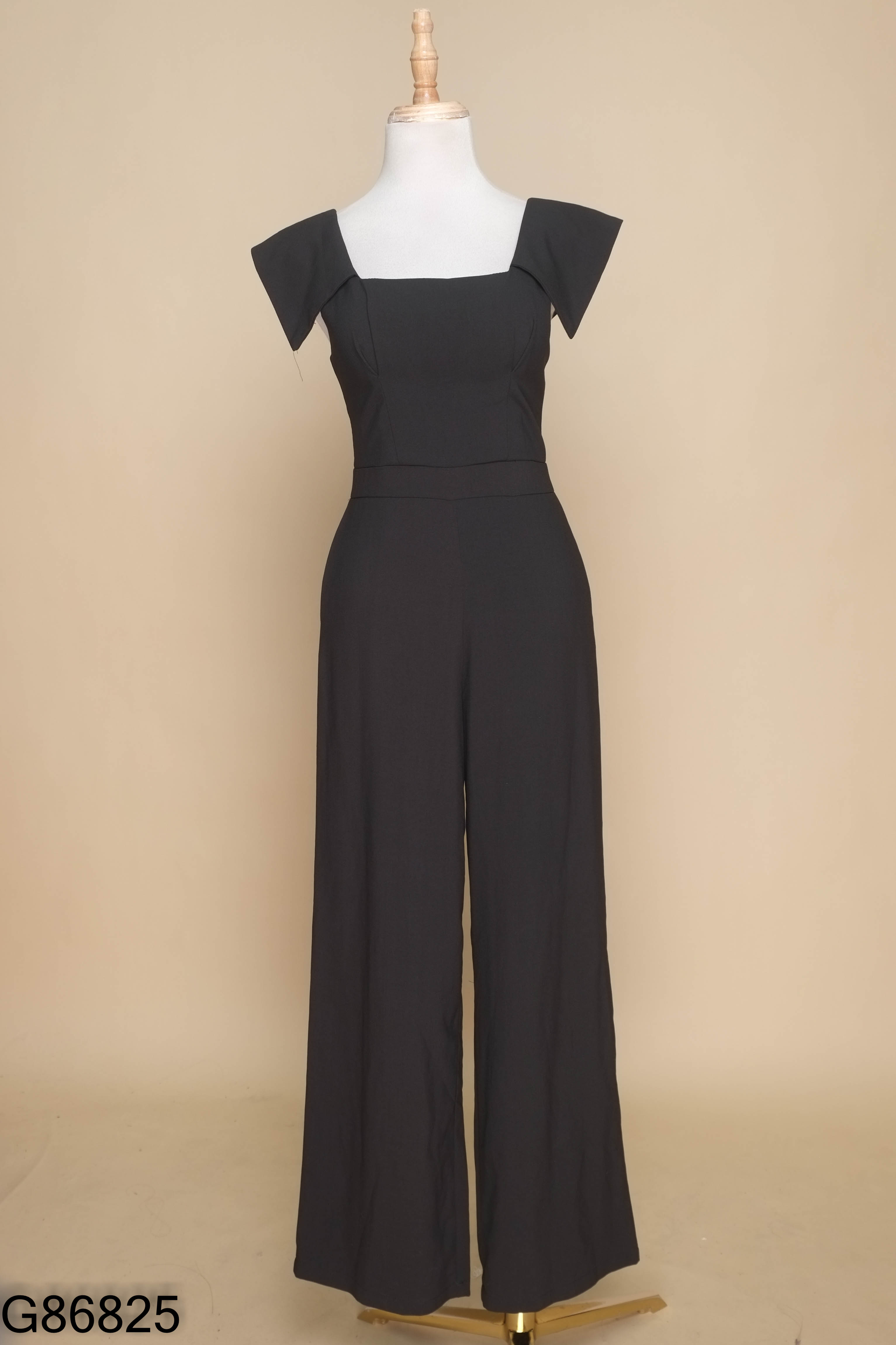 Jumpsuits đen viền bèo