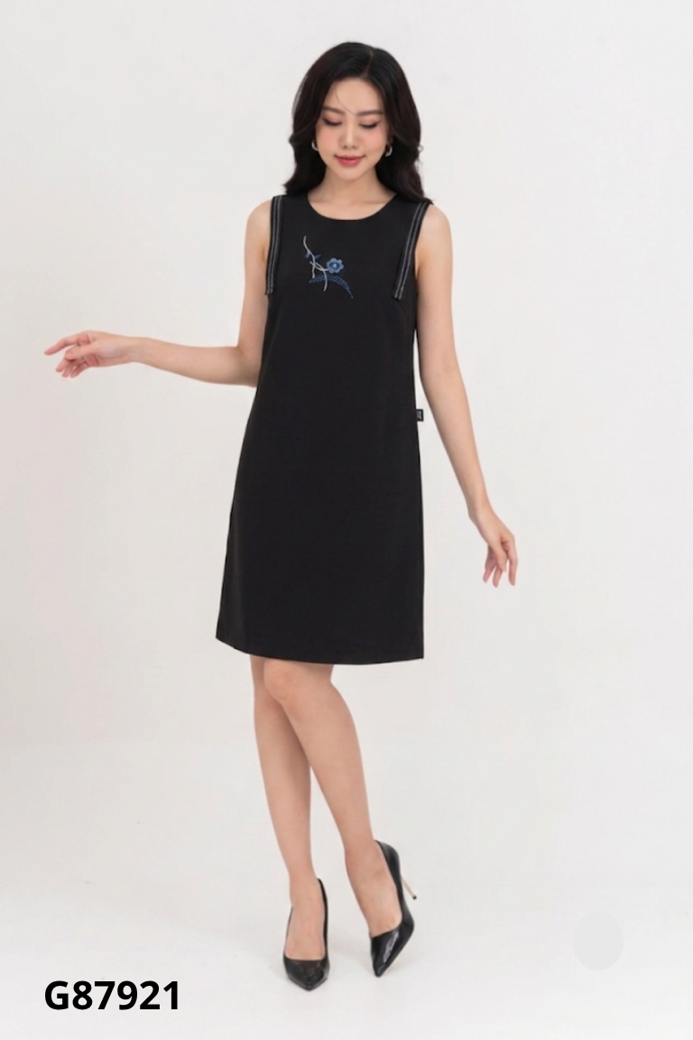 Váy IVY MODA đen đính hoa