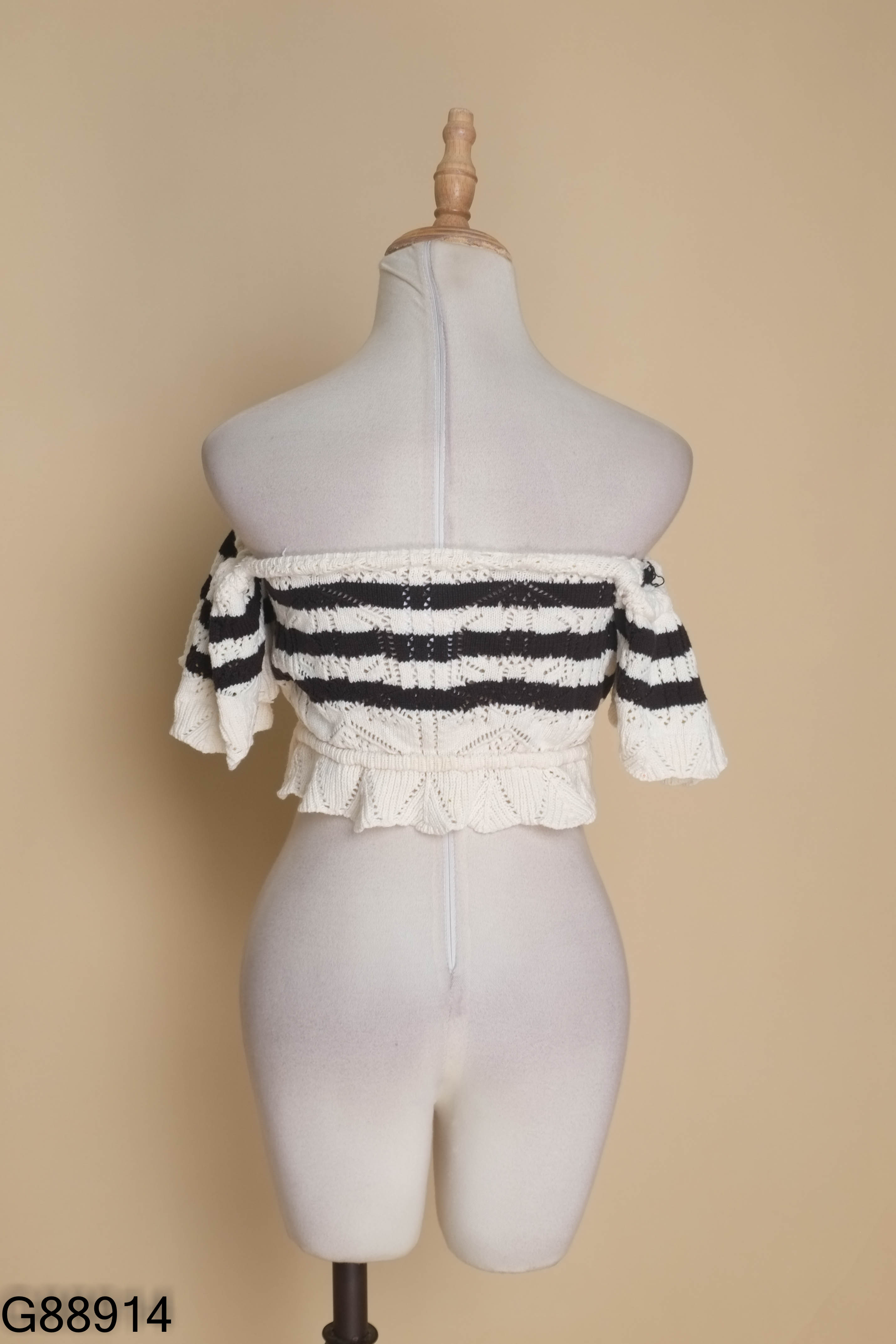 Áo croptop be kẻ đen