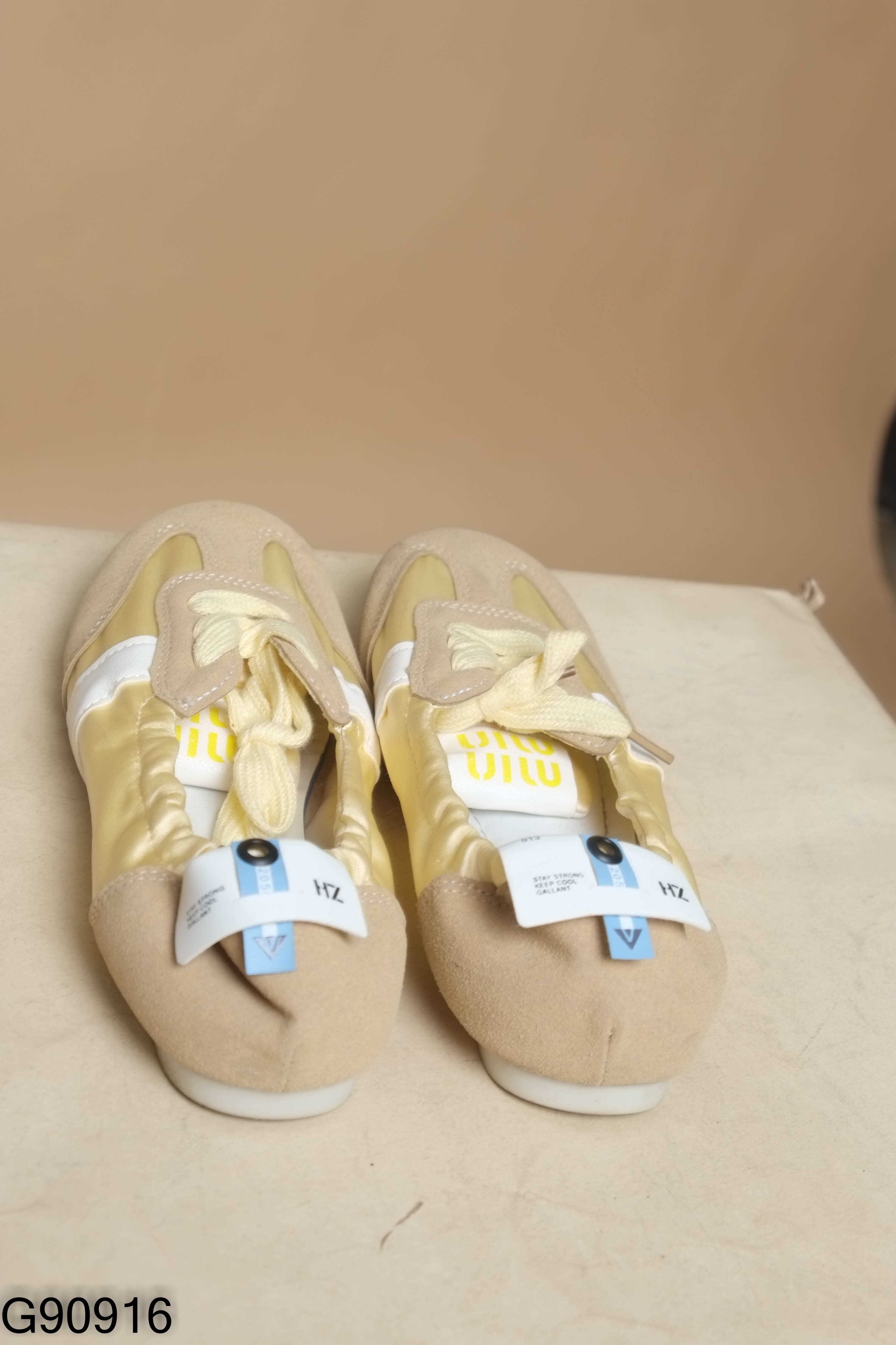 Giay thể thao vàng cổ thấp